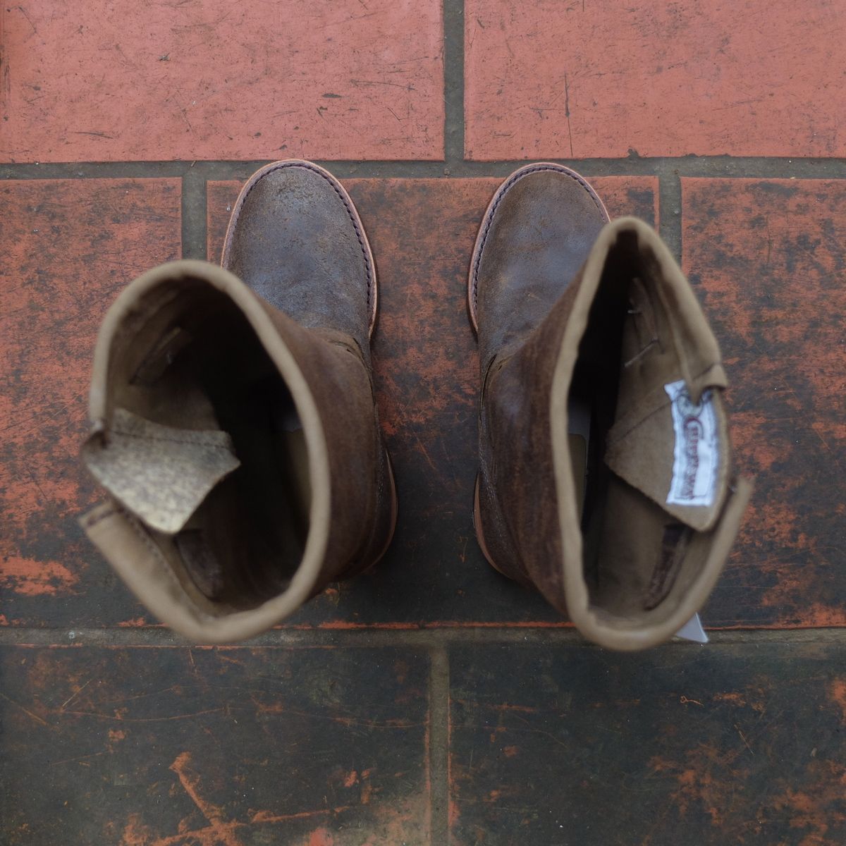 Photo by hanho on October 5, 2023 of the Chippewa 11" Engineer Boot in brown rough out.