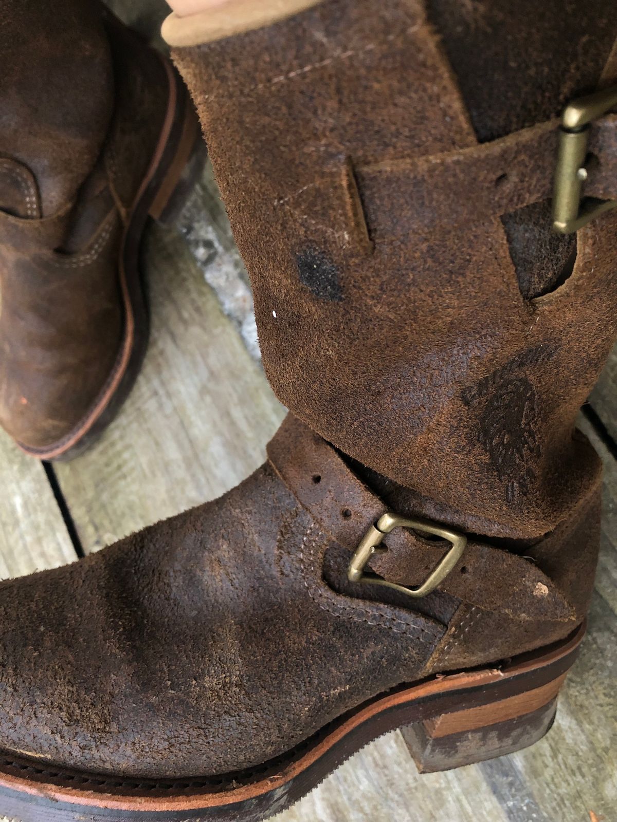 Photo by hanho on October 6, 2023 of the Chippewa 11" Engineer Boot in brown rough out.