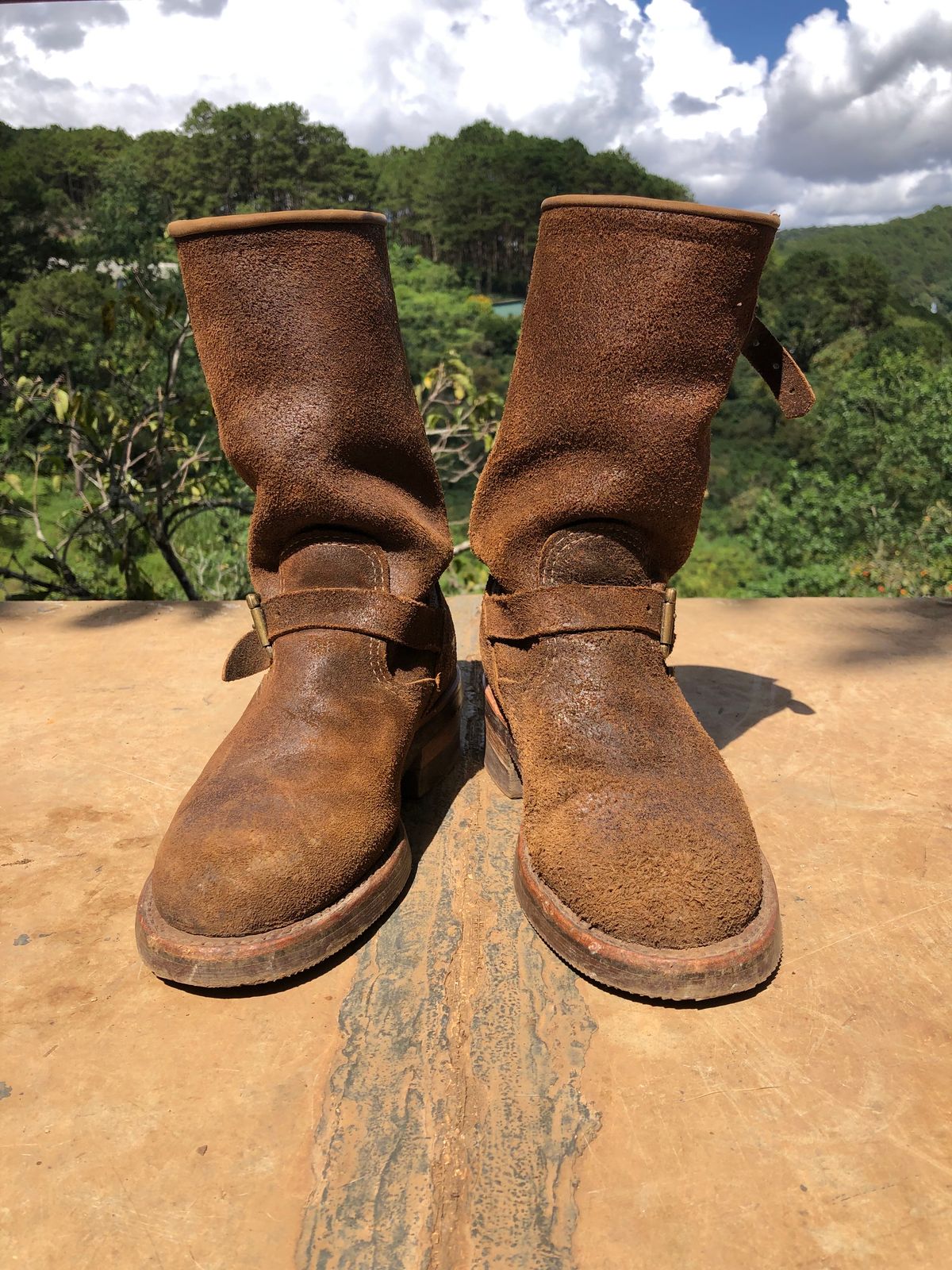 Photo by hanho on November 5, 2023 of the Chippewa 11" Engineer Boot in brown rough out.