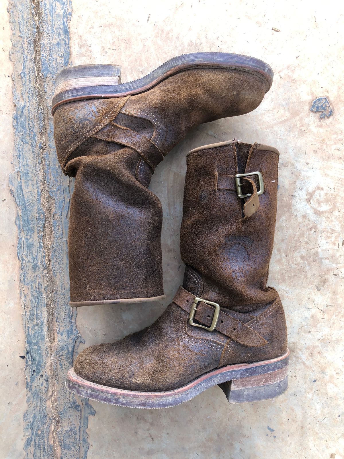 Photo by hanho on November 5, 2023 of the Chippewa 11" Engineer Boot in brown rough out.