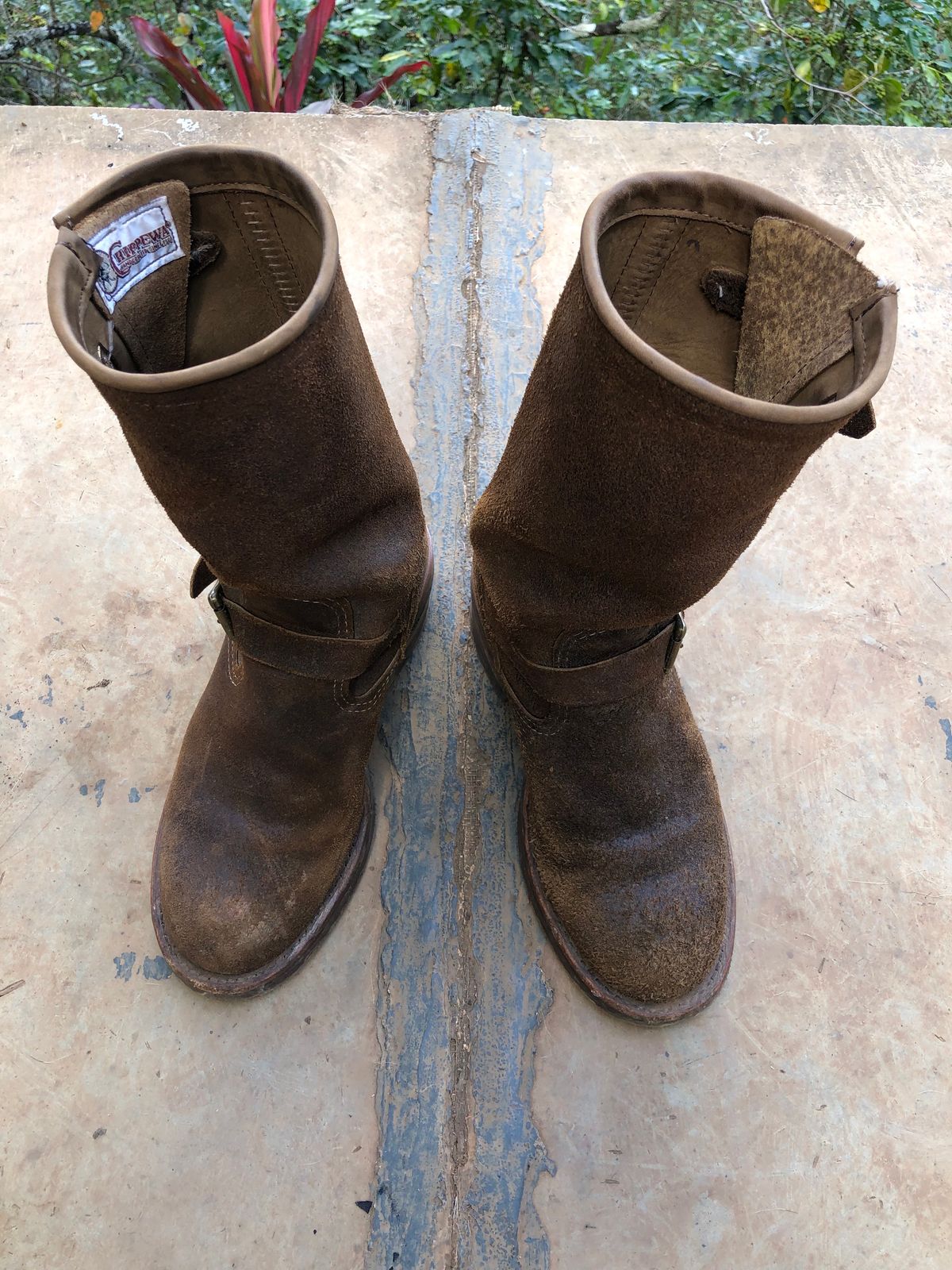 Photo by hanho on November 5, 2023 of the Chippewa 11" Engineer Boot in brown rough out.