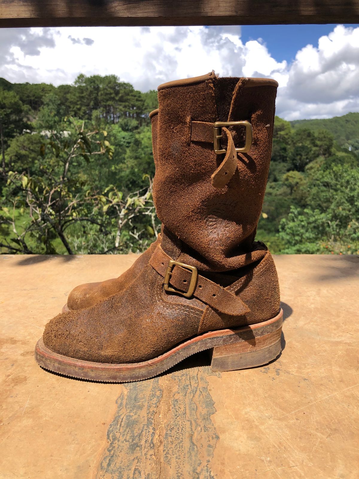 Photo by hanho on November 5, 2023 of the Chippewa 11" Engineer Boot in brown rough out.