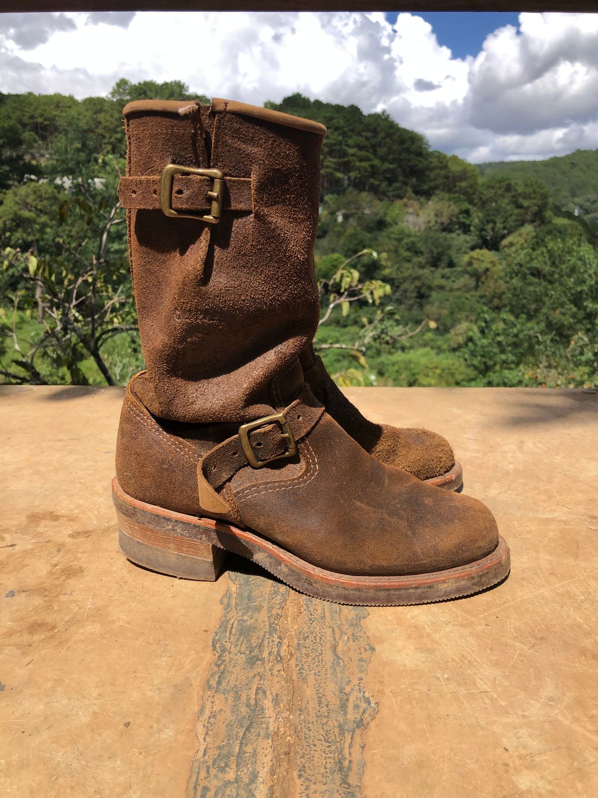 Photo by hanho on November 5, 2023 of the Chippewa 11" Engineer Boot in brown rough out.