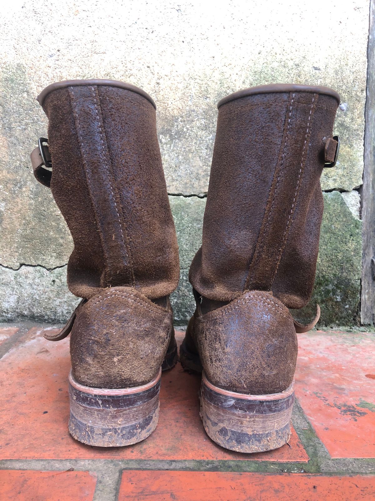 Photo by hanho on December 4, 2023 of the Chippewa 11" Engineer Boot in brown rough out.