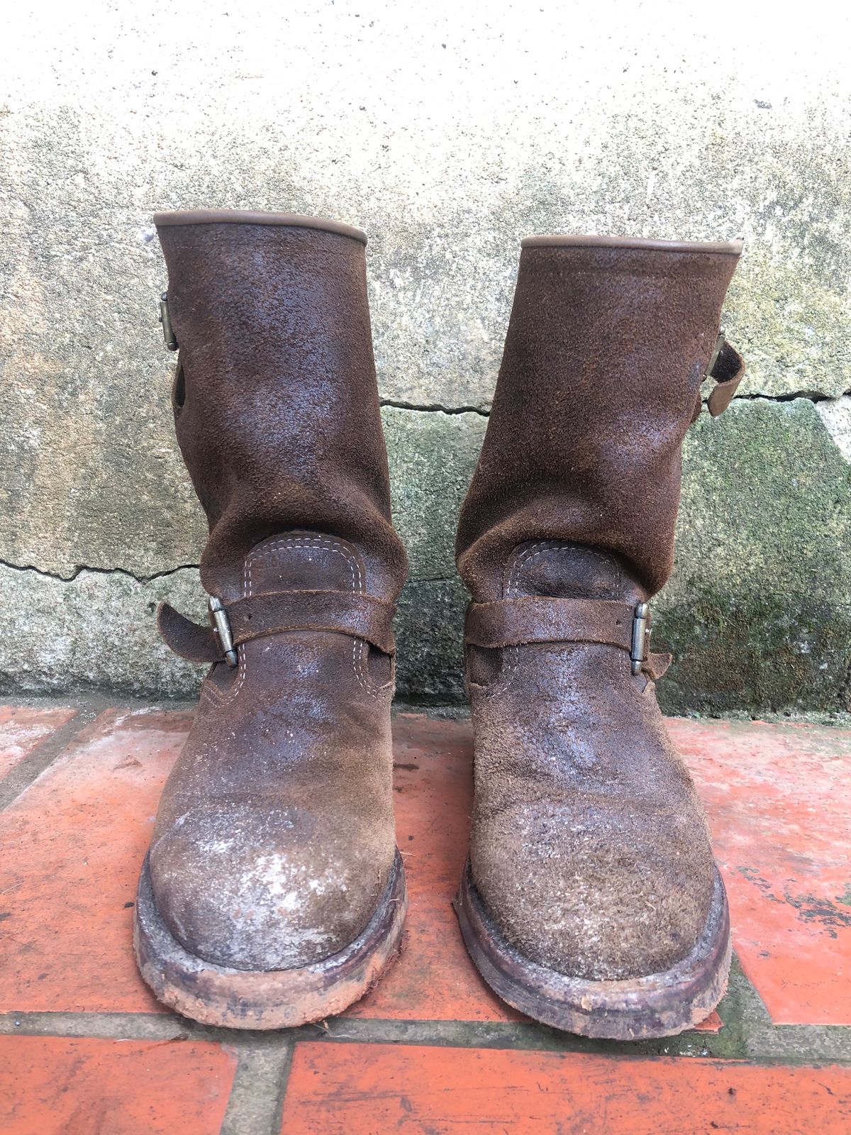 Photo by hanho on December 4, 2023 of the Chippewa 11" Engineer Boot in brown rough out.