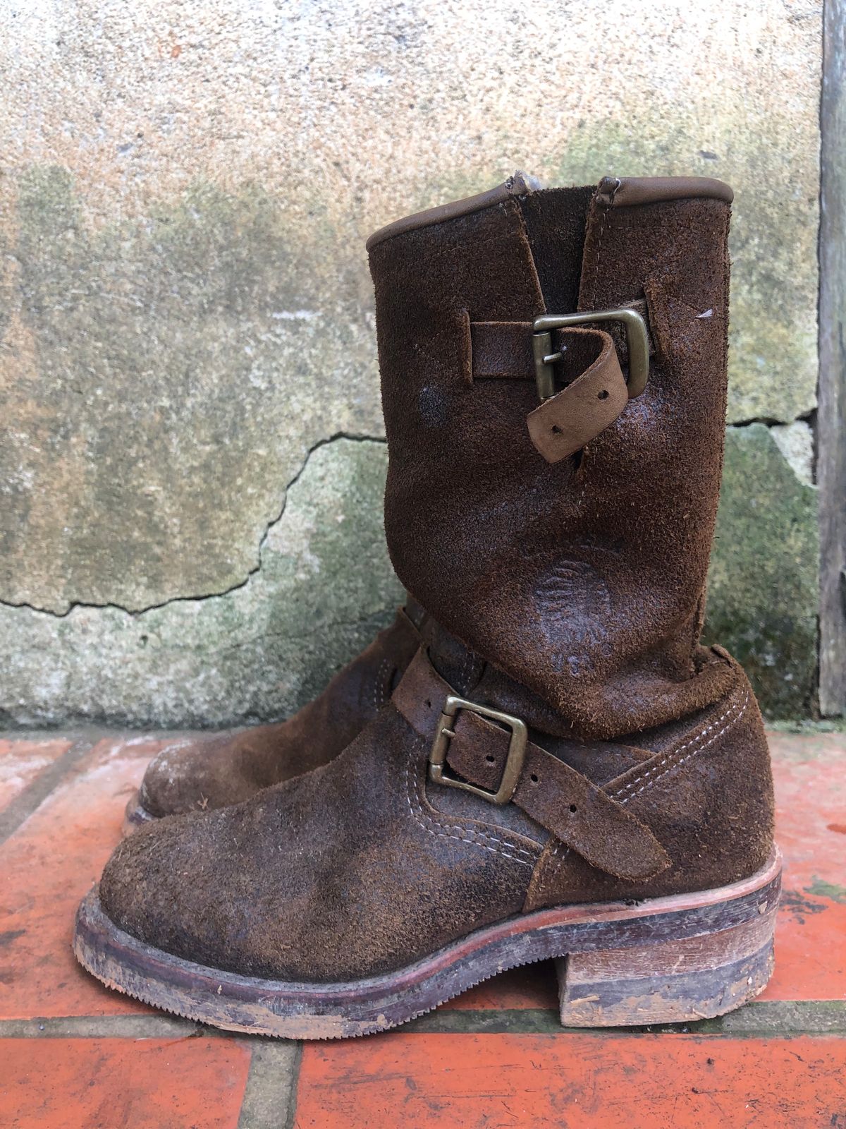 Photo by hanho on December 4, 2023 of the Chippewa 11" Engineer Boot in brown rough out.