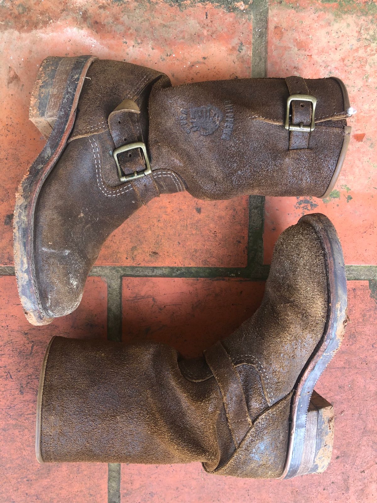 Photo by hanho on December 4, 2023 of the Chippewa 11" Engineer Boot in brown rough out.