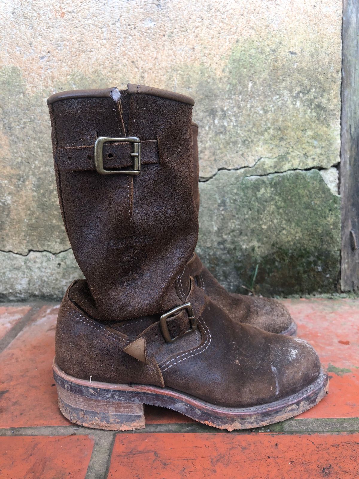 Photo by hanho on December 4, 2023 of the Chippewa 11" Engineer Boot in brown rough out.