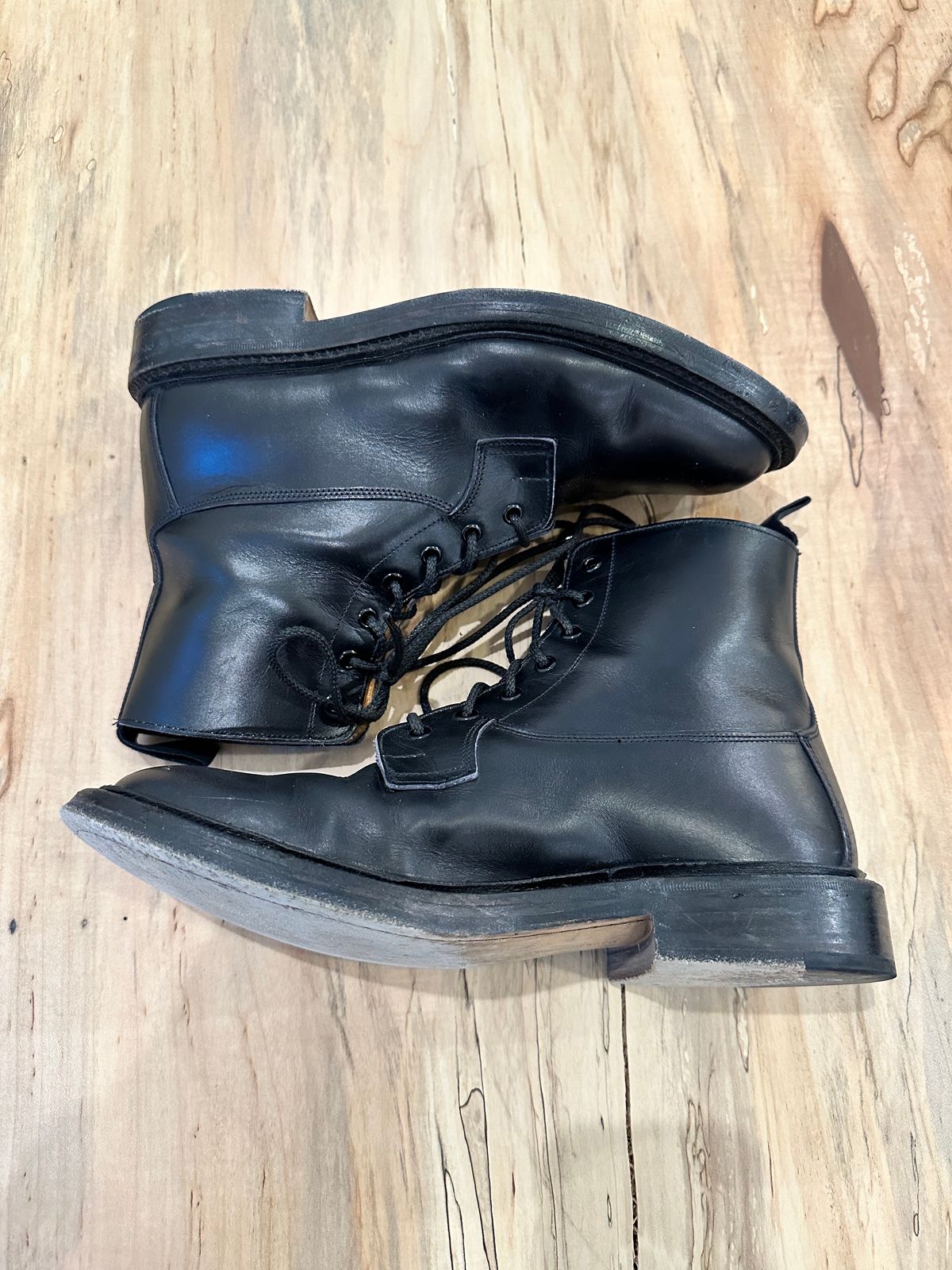 Photo by swampdonkey on November 5, 2023 of the Tricker's Burford Plain Derby Boot in Black Calf.