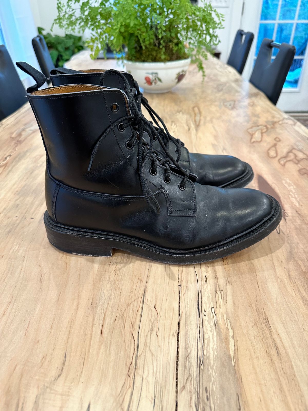 Photo by swampdonkey on November 5, 2023 of the Tricker's Burford Plain Derby Boot in Black Calf.