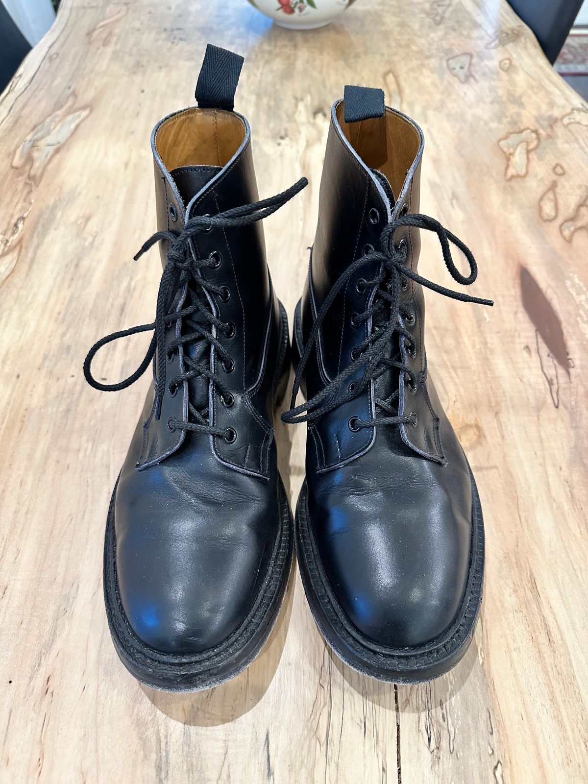 Photo by swampdonkey on November 5, 2023 of the Tricker's Burford Plain Derby Boot in Black Calf.
