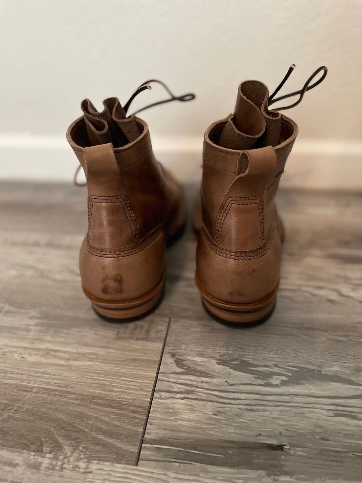 Photo by alecxreno on October 1, 2023 of the White's 350 Cutter in Horween Natural Chromexcel.