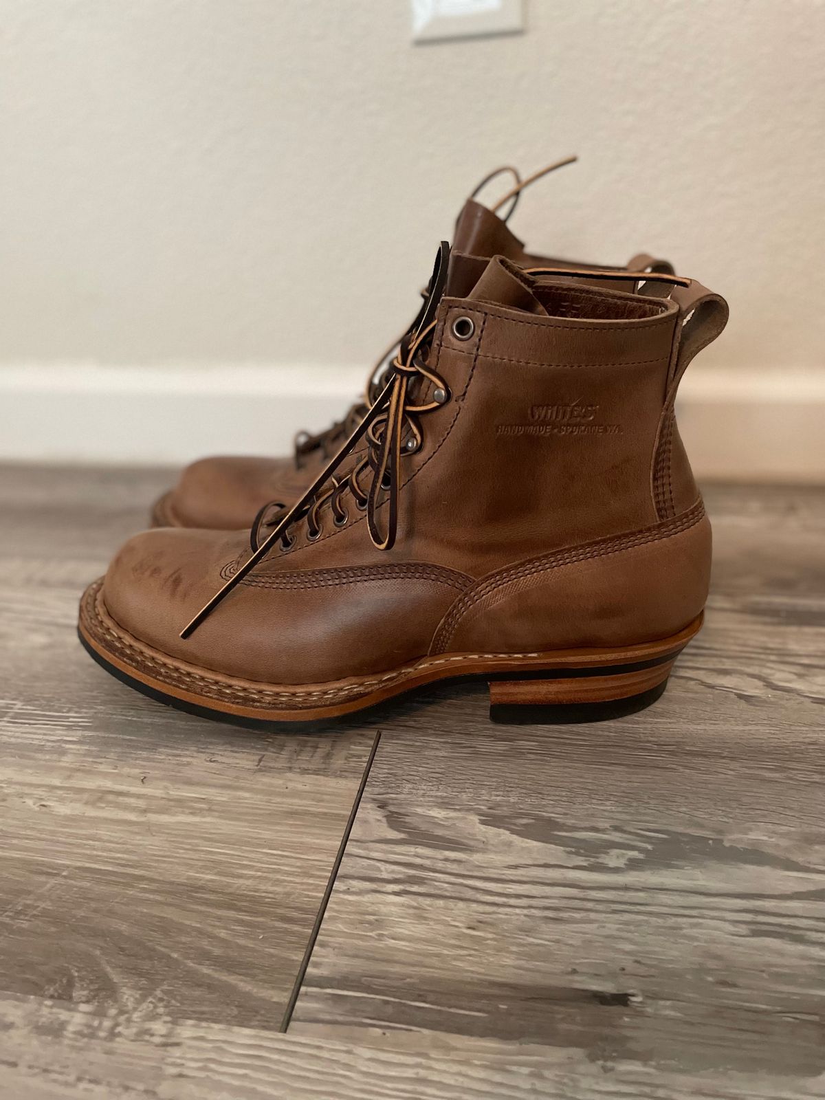 Photo by alecxreno on October 1, 2023 of the White's 350 Cutter in Horween Natural Chromexcel.