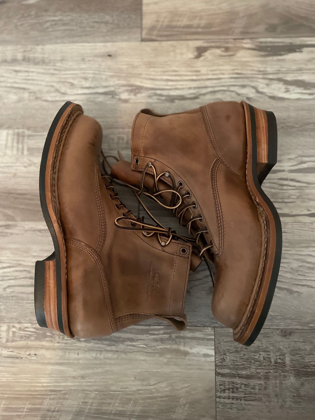 Photo by alecxreno on October 1, 2023 of the White's 350 Cutter in Horween Natural Chromexcel.