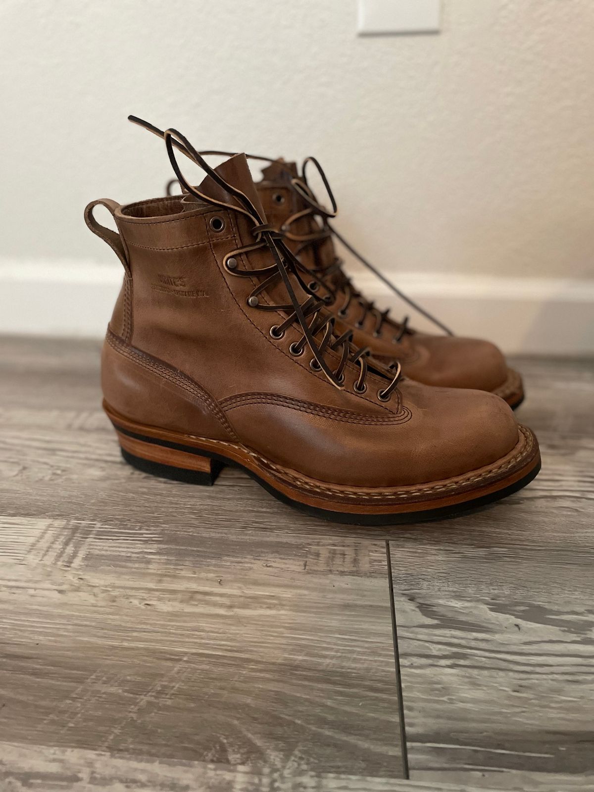 Photo by alecxreno on October 1, 2023 of the White's 350 Cutter in Horween Natural Chromexcel.