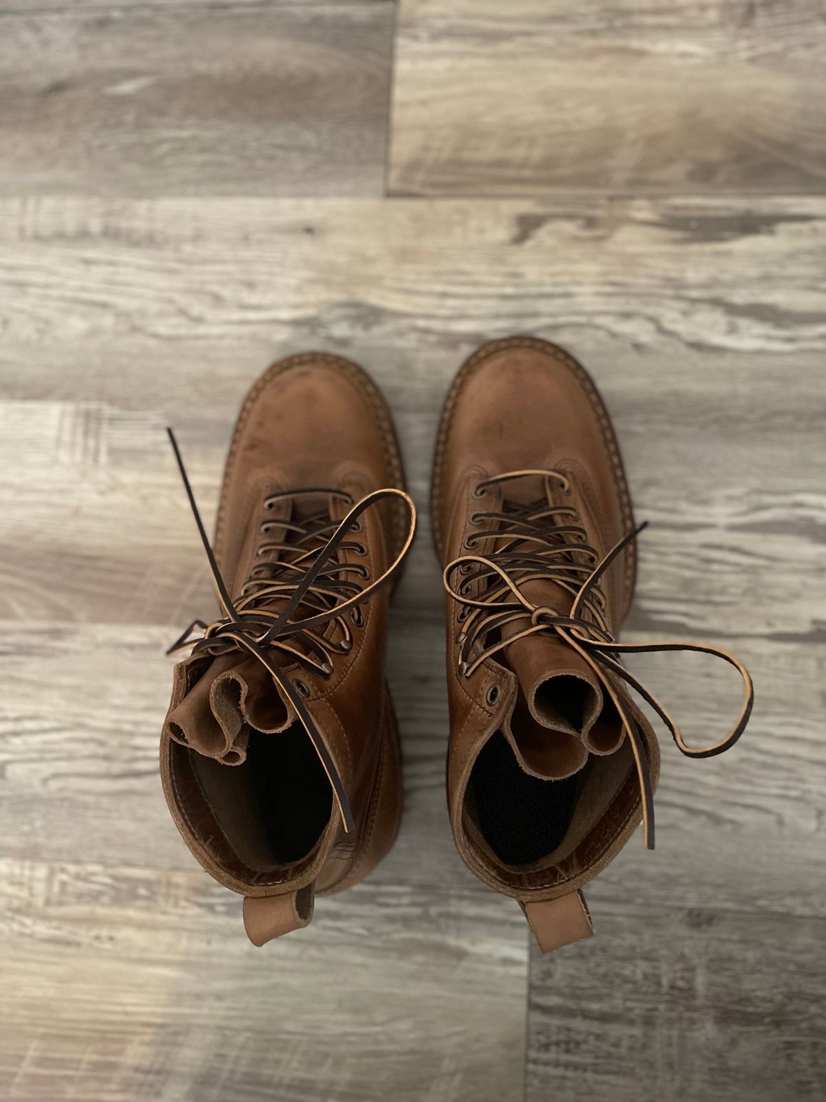 Photo by alecxreno on October 1, 2023 of the White's 350 Cutter in Horween Natural Chromexcel.