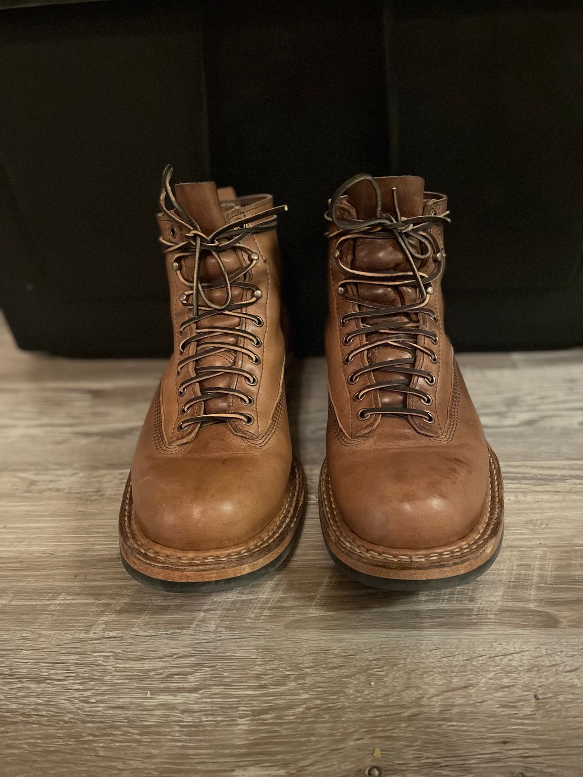 Photo by alecxreno on November 6, 2023 of the White's 350 Cutter in Horween Natural Chromexcel.