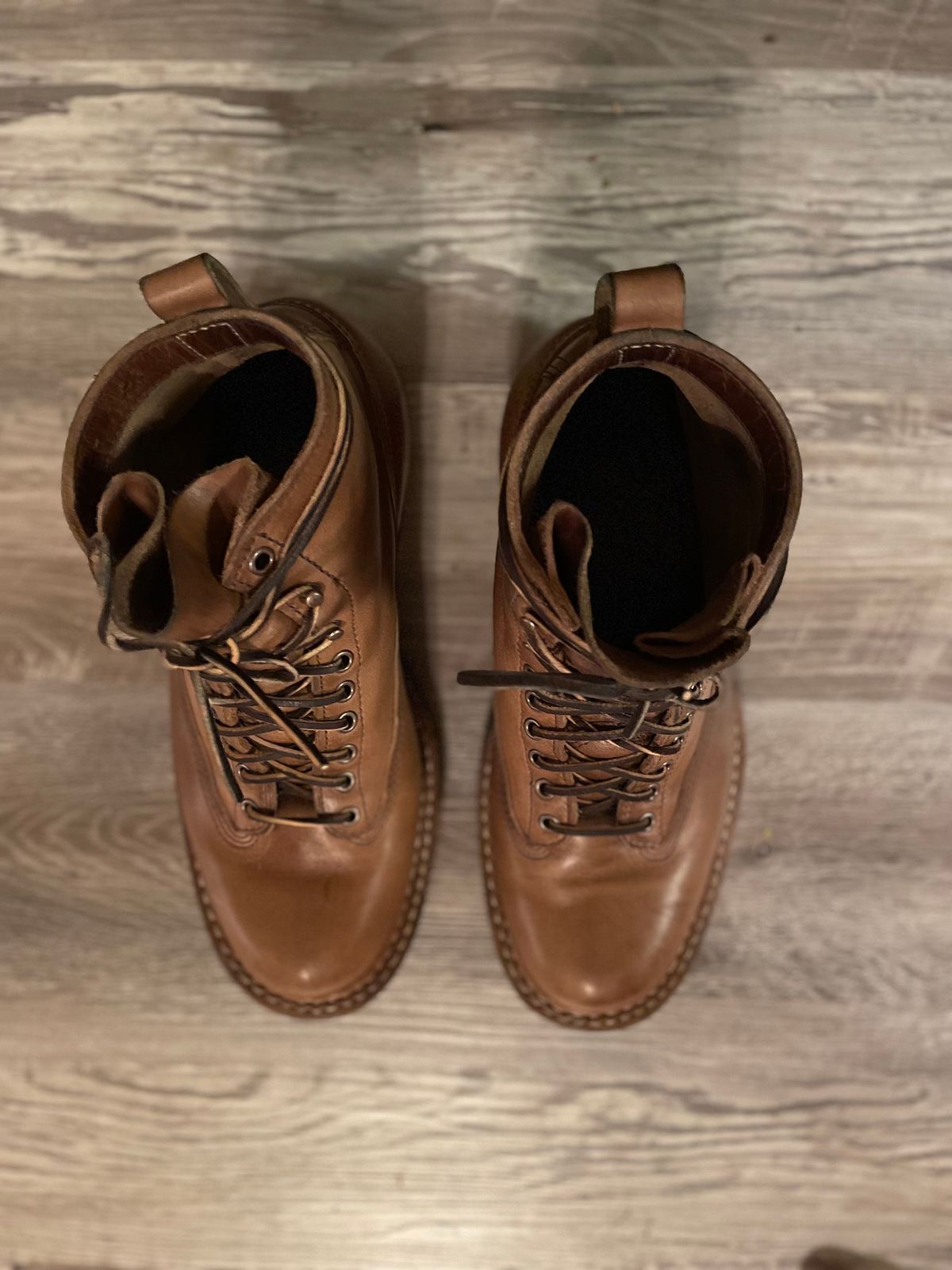 Photo by alecxreno on November 6, 2023 of the White's 350 Cutter in Horween Natural Chromexcel.