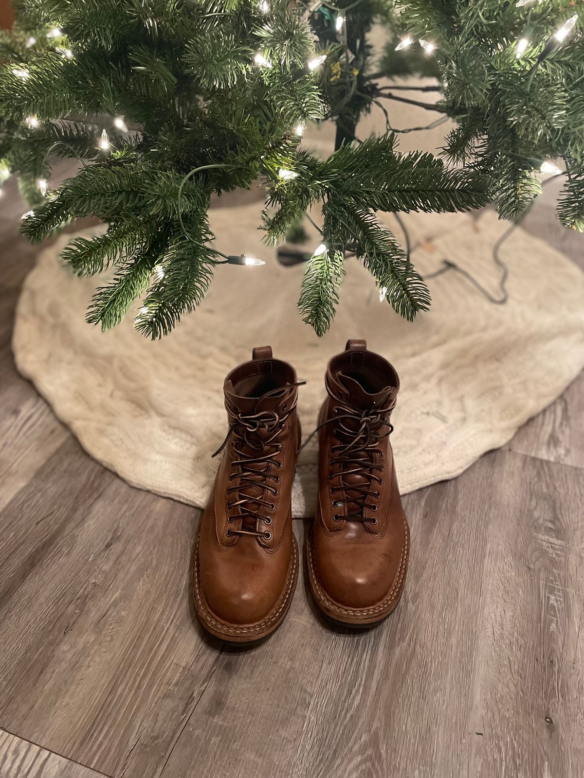 Photo by alecxreno on December 6, 2023 of the White's 350 Cutter in Horween Natural Chromexcel.