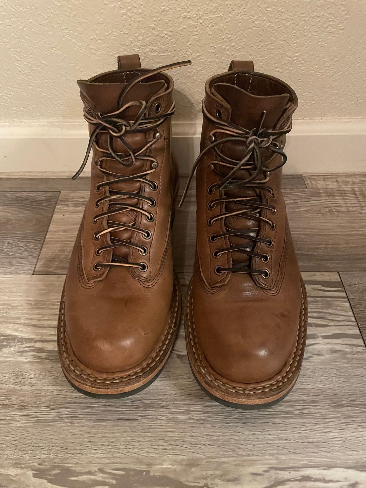 Photo by alecxreno on December 6, 2023 of the White's 350 Cutter in Horween Natural Chromexcel.