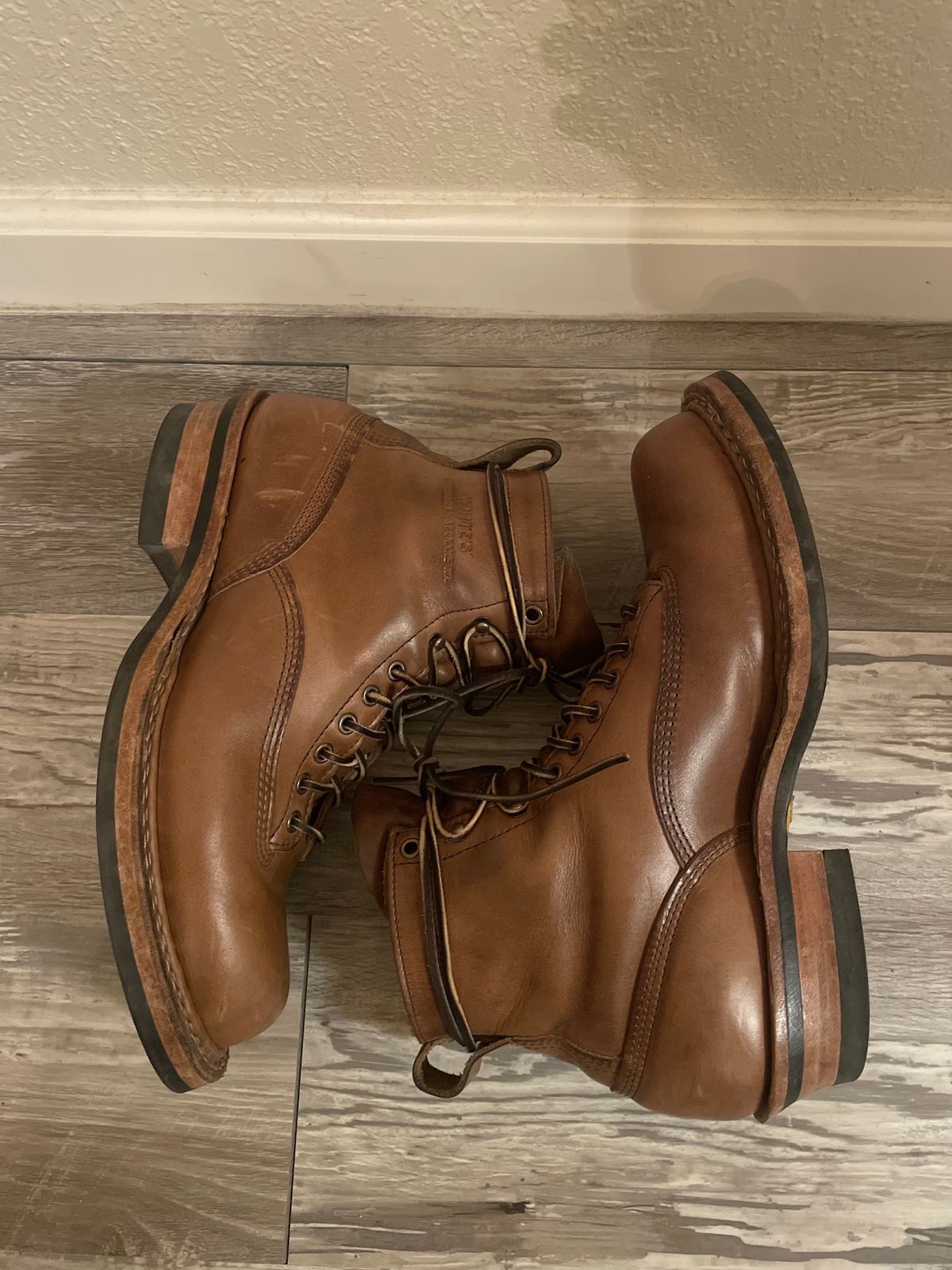 Photo by alecxreno on December 6, 2023 of the White's 350 Cutter in Horween Natural Chromexcel.