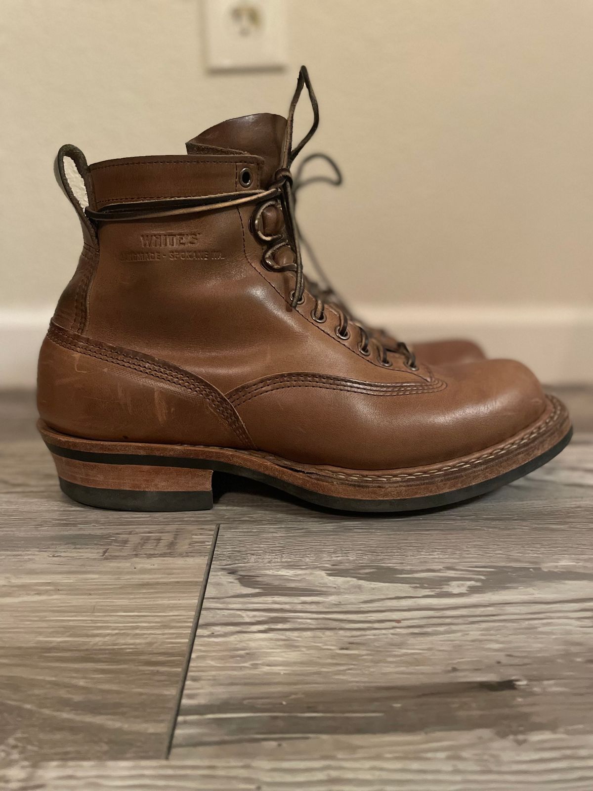 Photo by alecxreno on December 6, 2023 of the White's 350 Cutter in Horween Natural Chromexcel.