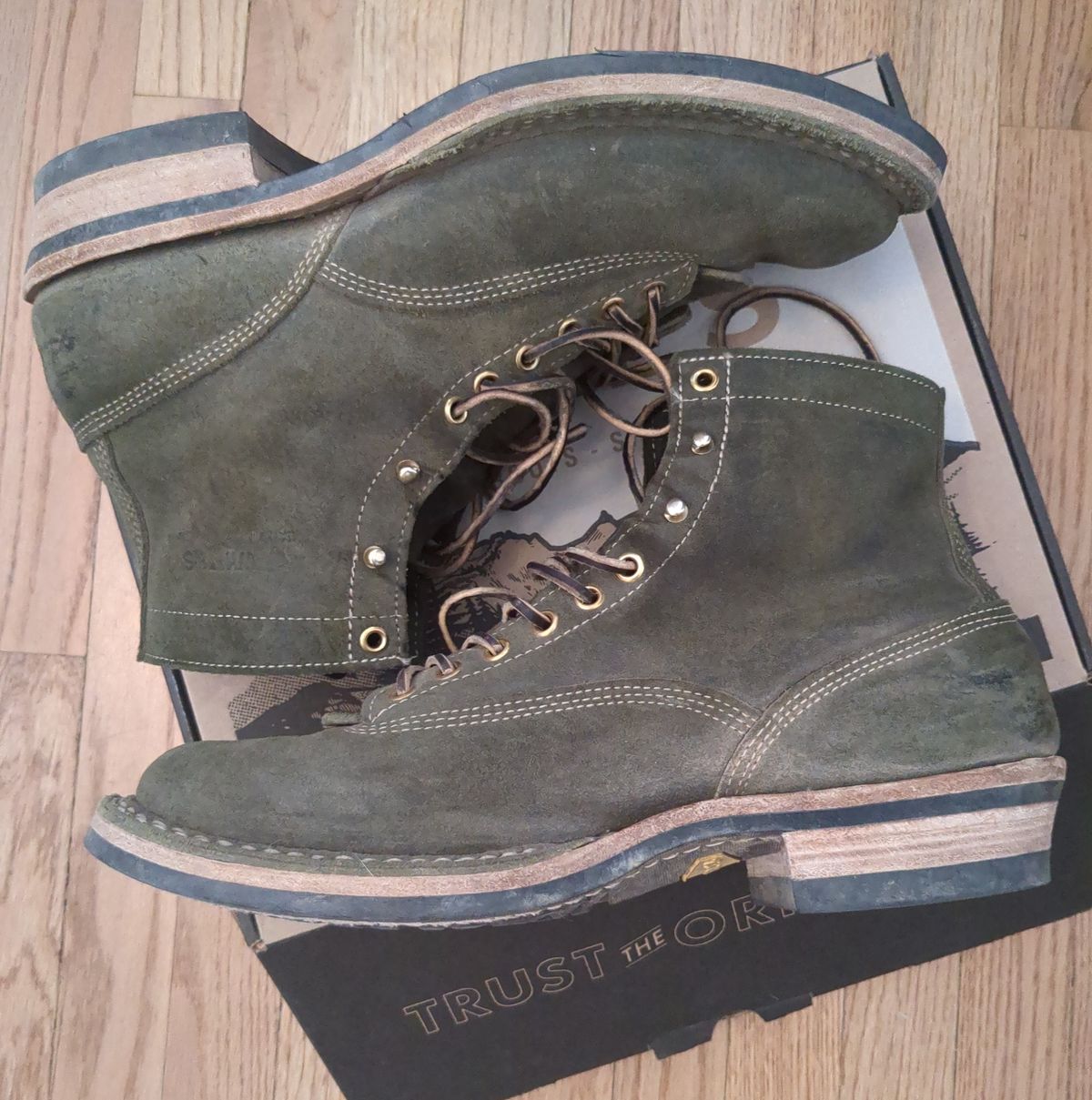 Photo by nared1267 on March 21, 2023 of the White's 350 Cutter in C.F. Stead Leaf Green Waxy Commander Suede.