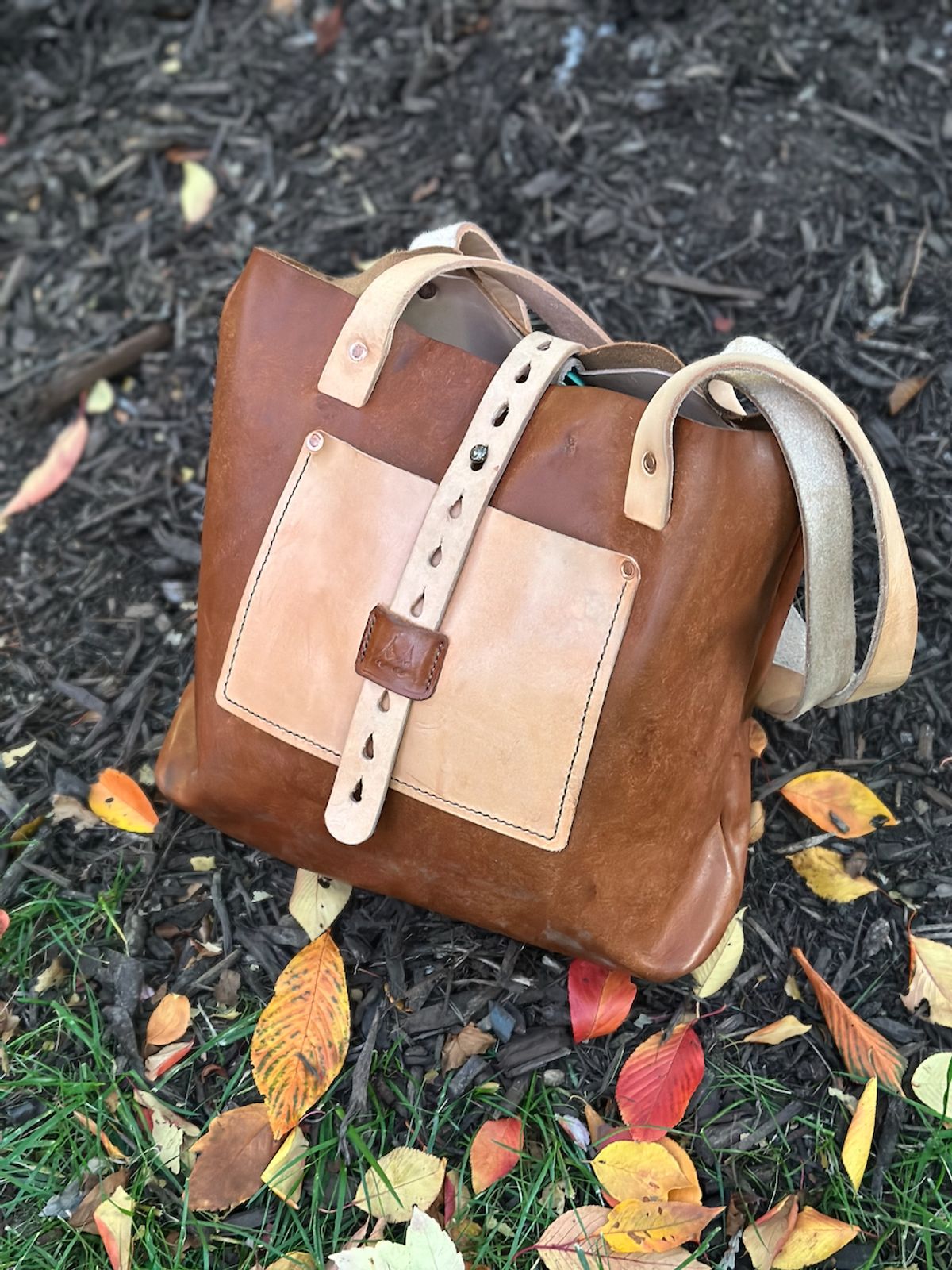 Photo by cows_electronico on November 5, 2025 of the Swampoodle Homemade Goods Tote Bag and Field Notes Cover Combo in Conceria Walpier Natural Mud Rustic Vachetta & Supernatural Natural Veg Tan.