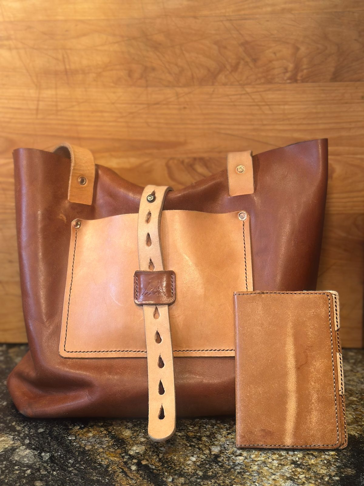 Photo by cows_electronico on January 5, 2026 of the Swampoodle Homemade Goods Tote Bag and Field Notes Cover Combo in Conceria Walpier Natural Mud Rustic Vachetta & Supernatural Natural Veg Tan.