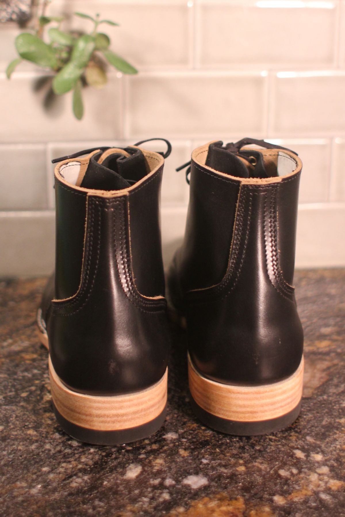 Photo by cows_electronico on October 1, 2024 of the Nicks Free Range in Horween Black Teacore Chromexcel.