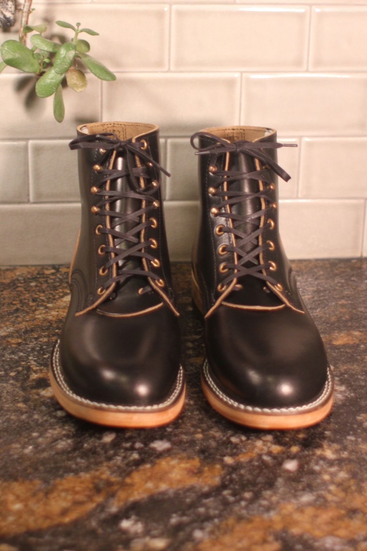 Photo by cows_electronico on October 1, 2024 of the Nicks Free Range in Horween Black Teacore Chromexcel.