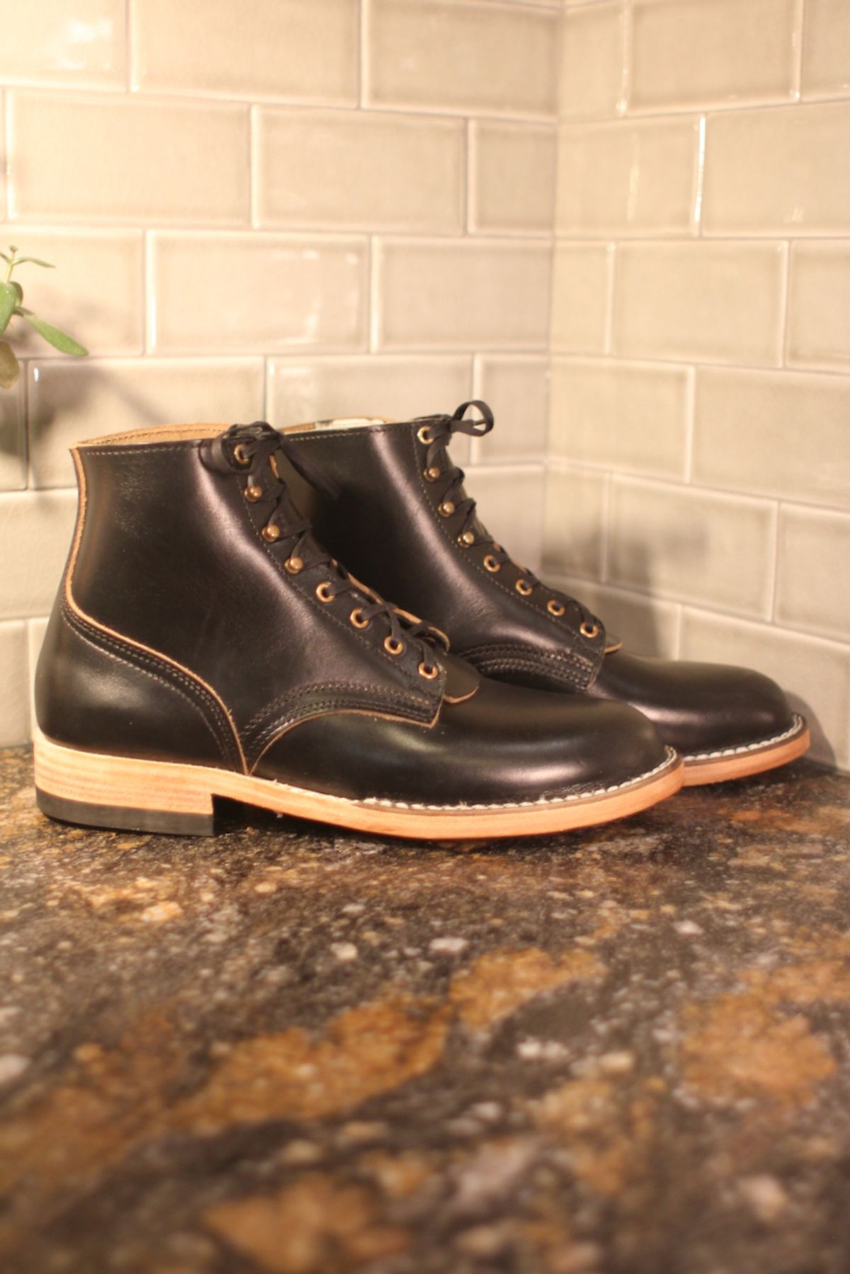 Photo by cows_electronico on October 1, 2024 of the Nicks Free Range in Horween Black Teacore Chromexcel.
