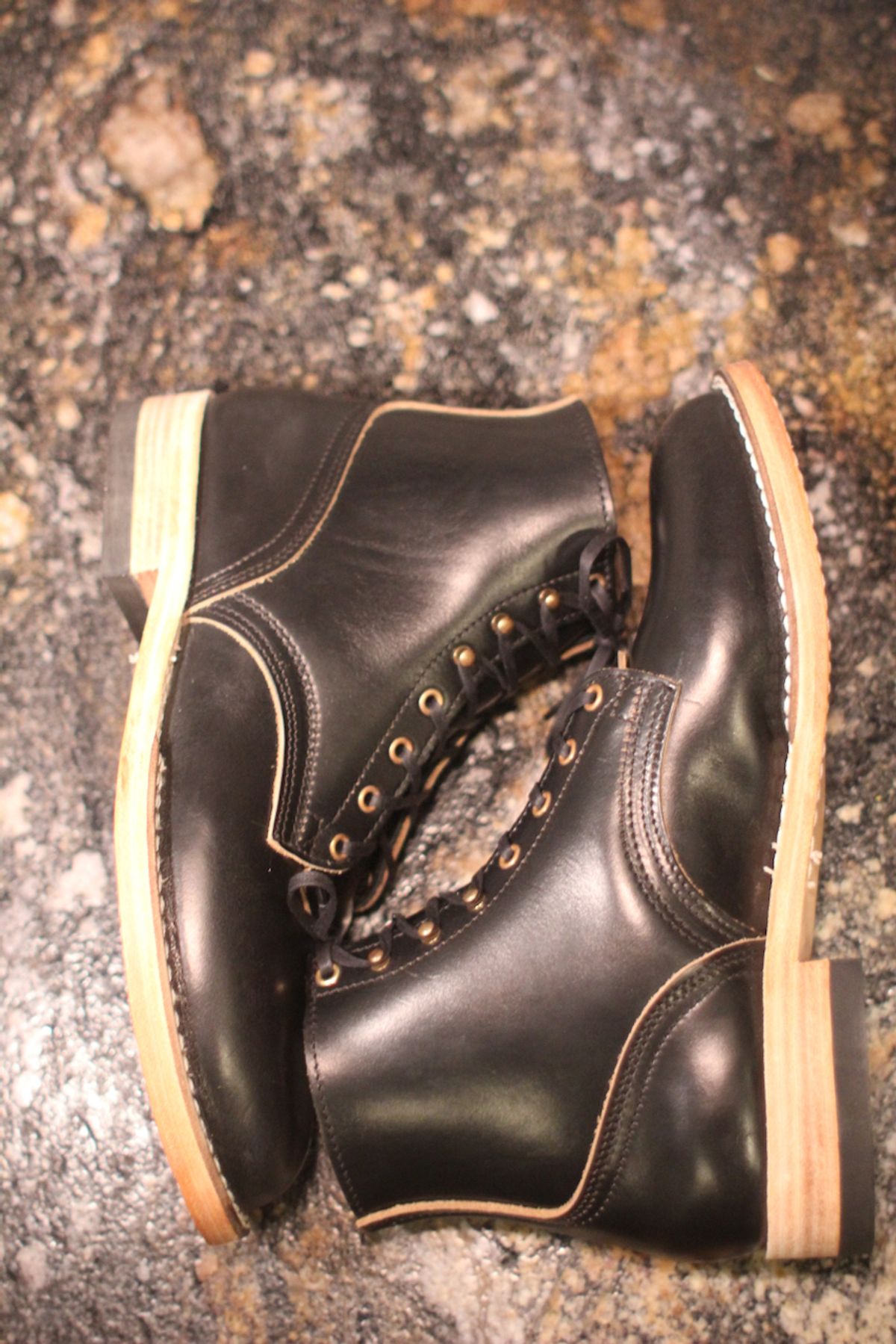Photo by cows_electronico on October 1, 2024 of the Nicks Free Range in Horween Black Teacore Chromexcel.