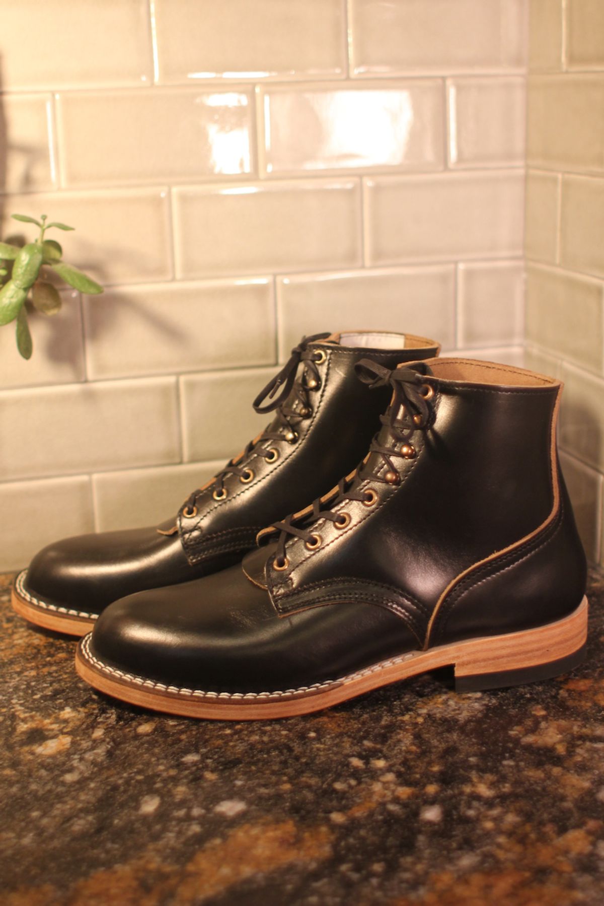 Photo by cows_electronico on October 1, 2024 of the Nicks Free Range in Horween Black Teacore Chromexcel.