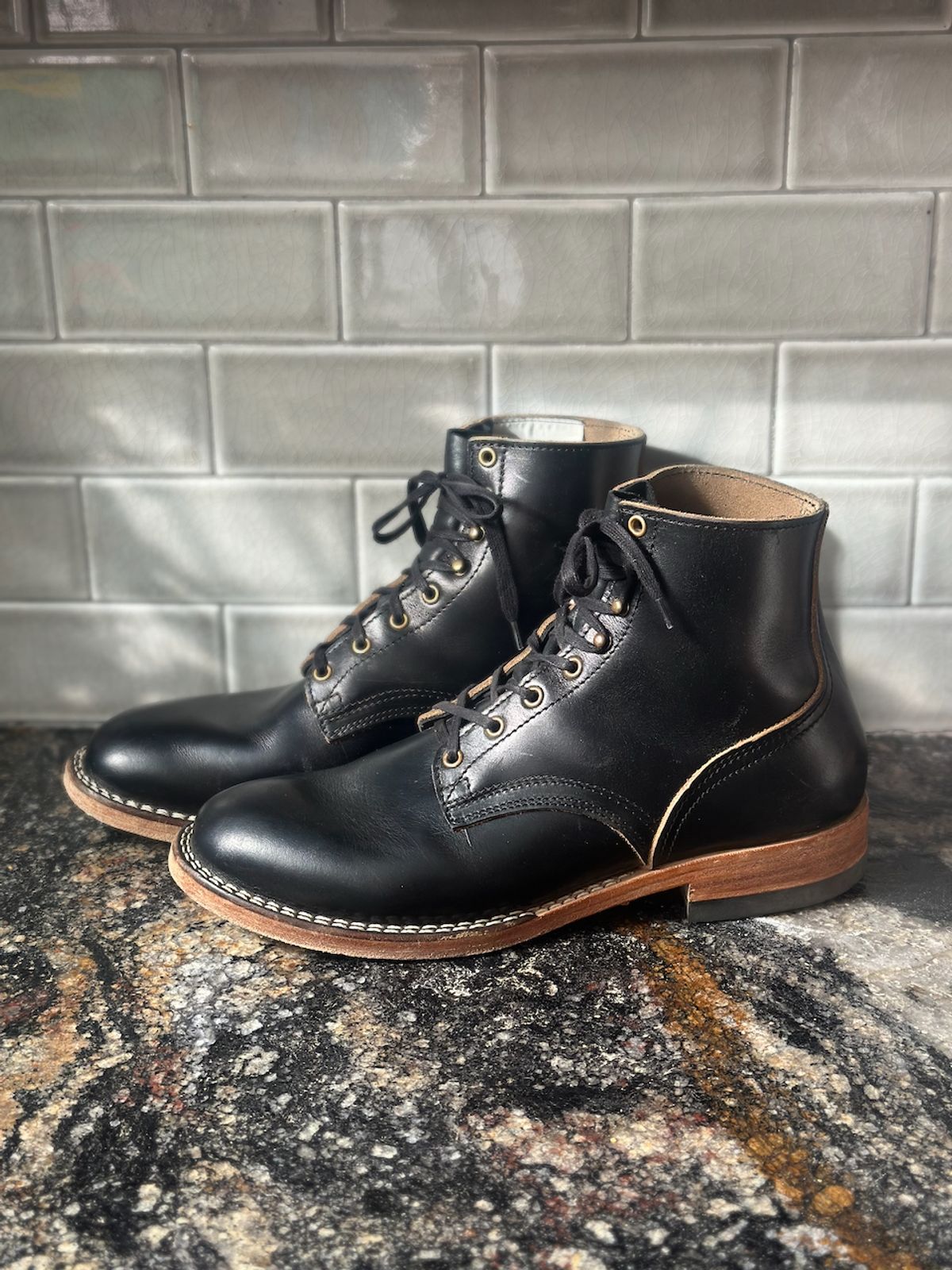 Photo by cows_electronico on November 5, 2024 of the Nicks Free Range in Horween Black Teacore Chromexcel.