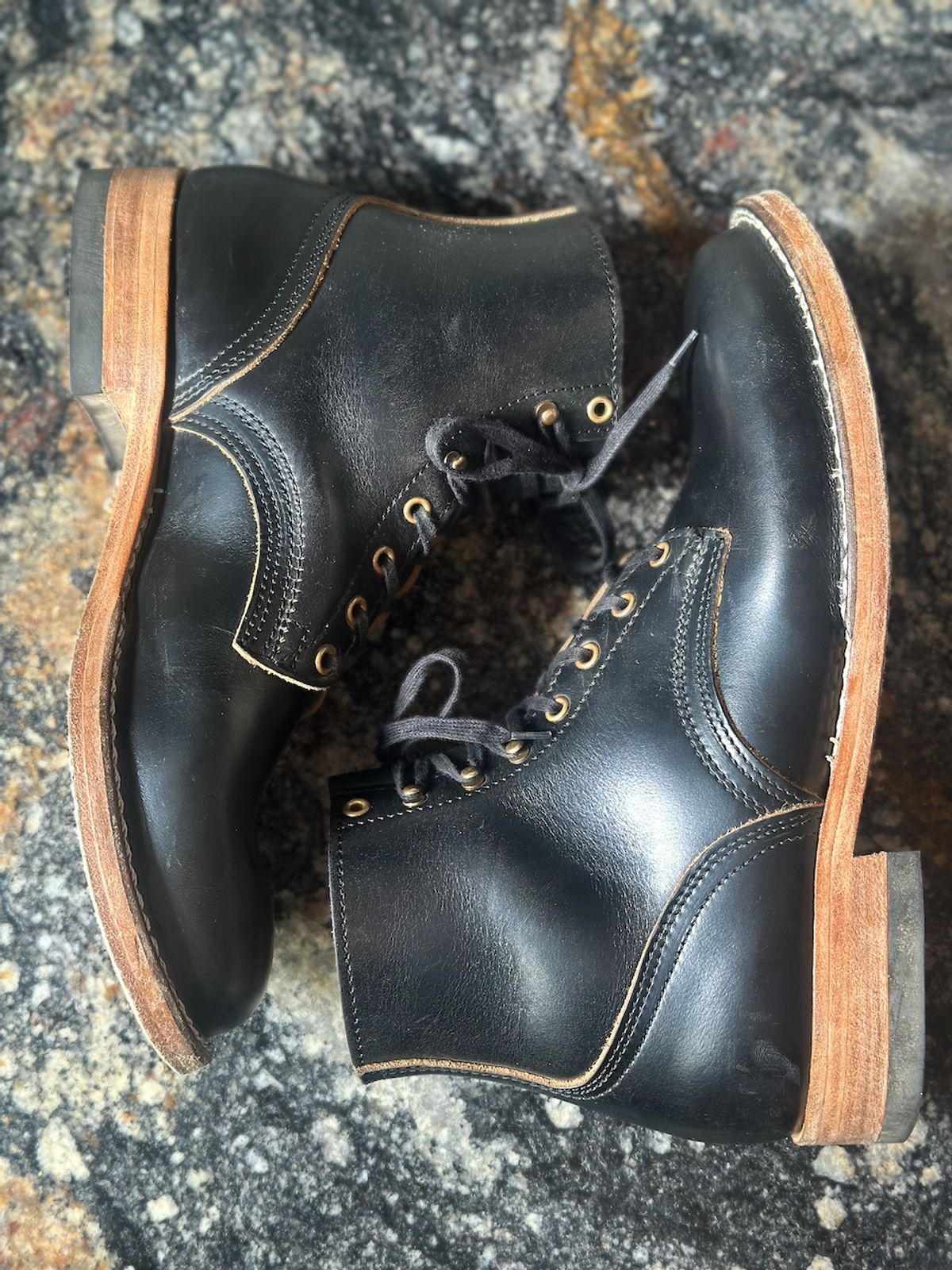 Photo by cows_electronico on November 5, 2024 of the Nicks Free Range in Horween Black Teacore Chromexcel.