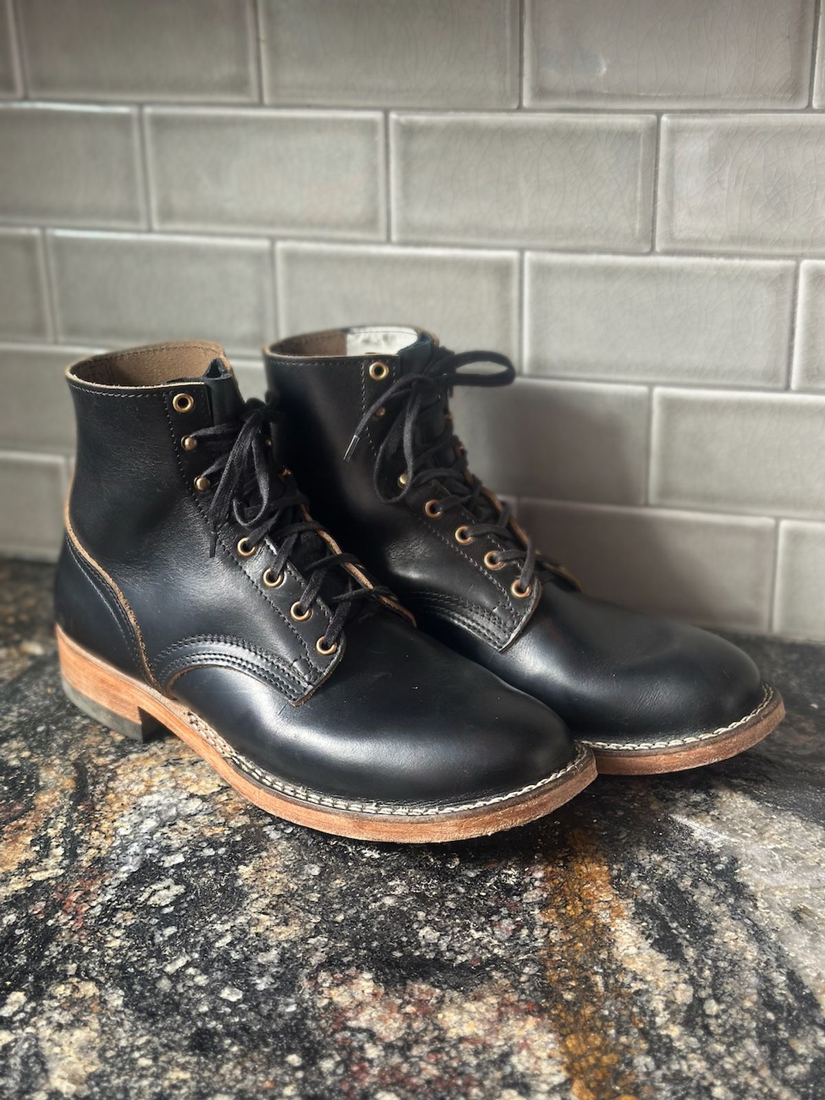 Photo by cows_electronico on November 5, 2024 of the Nicks Free Range in Horween Black Teacore Chromexcel.