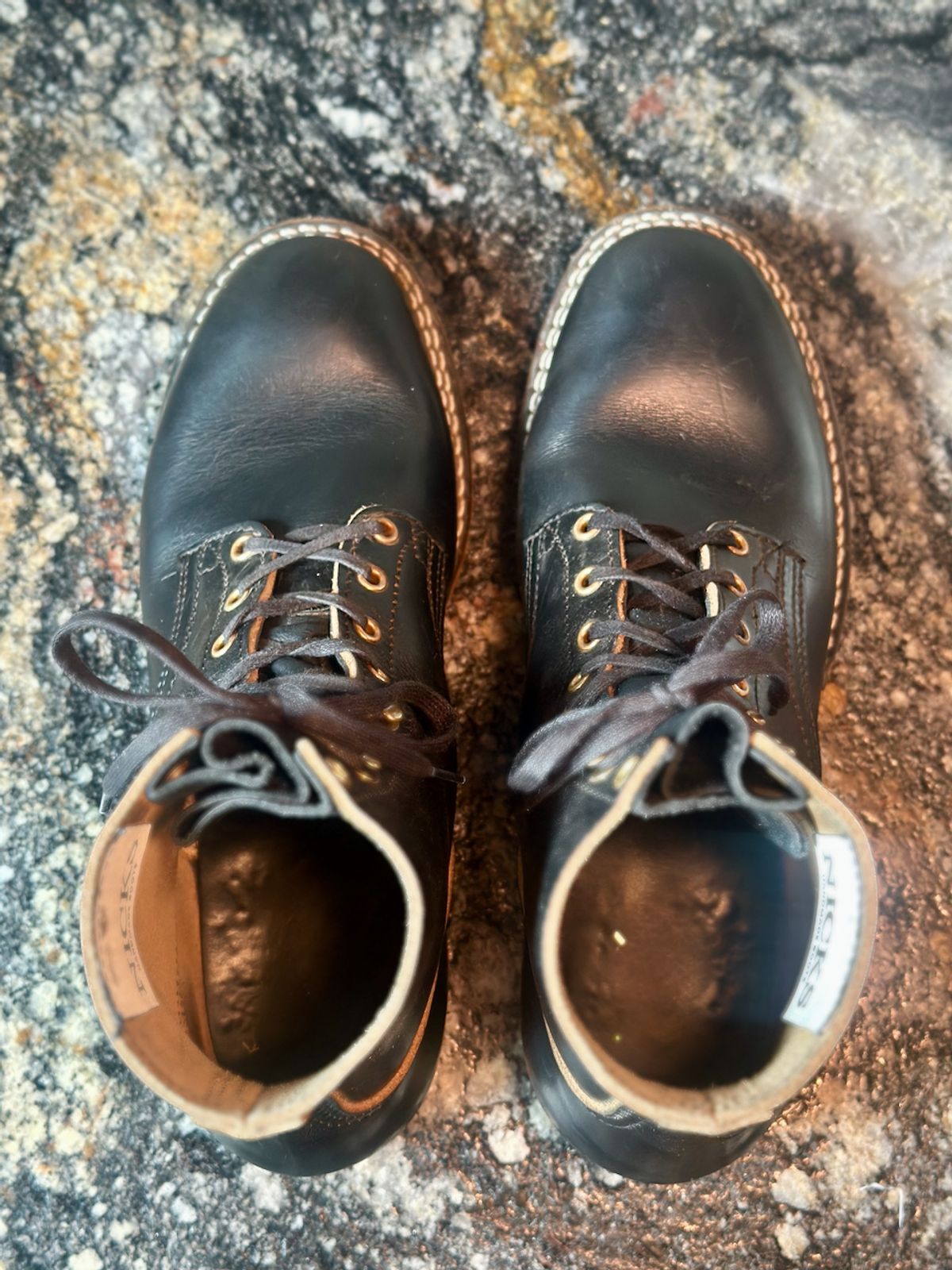 Photo by cows_electronico on November 5, 2024 of the Nicks Free Range in Horween Black Teacore Chromexcel.