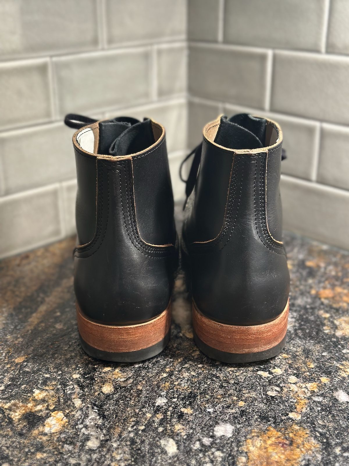 Photo by cows_electronico on December 5, 2024 of the Nicks Free Range in Horween Black Teacore Chromexcel.