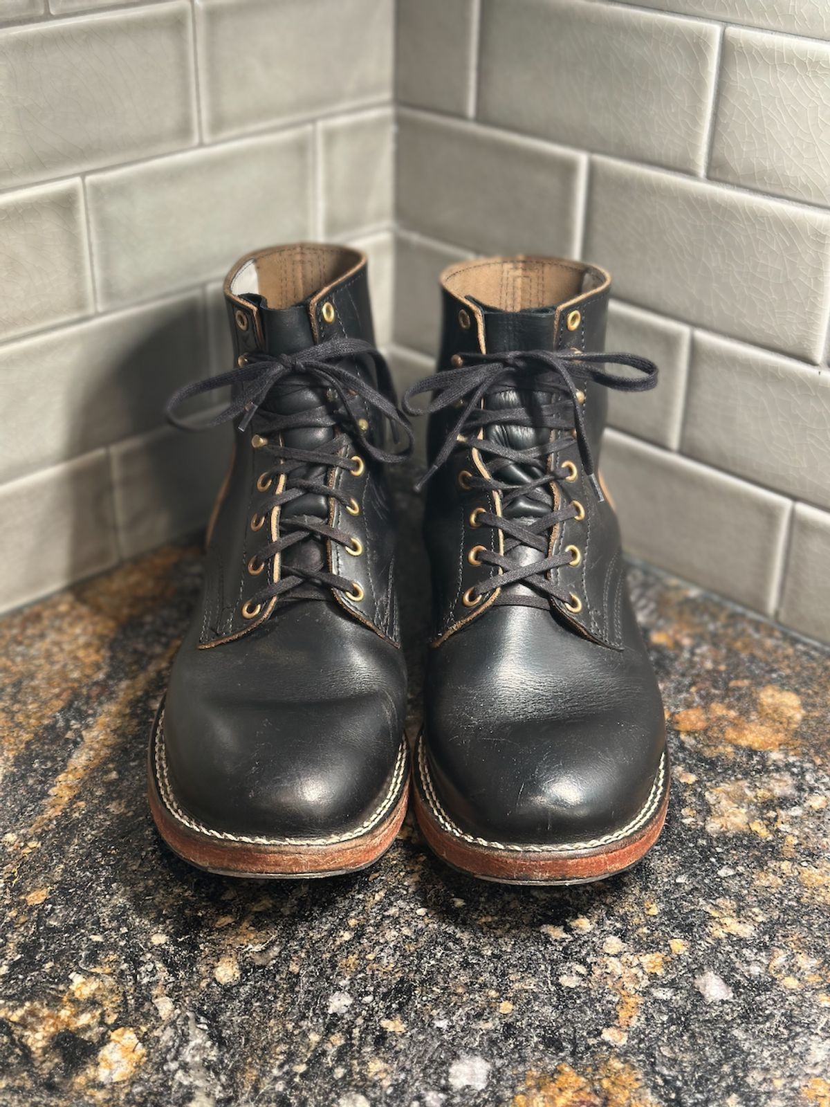 Photo by cows_electronico on December 5, 2024 of the Nicks Free Range in Horween Black Teacore Chromexcel.