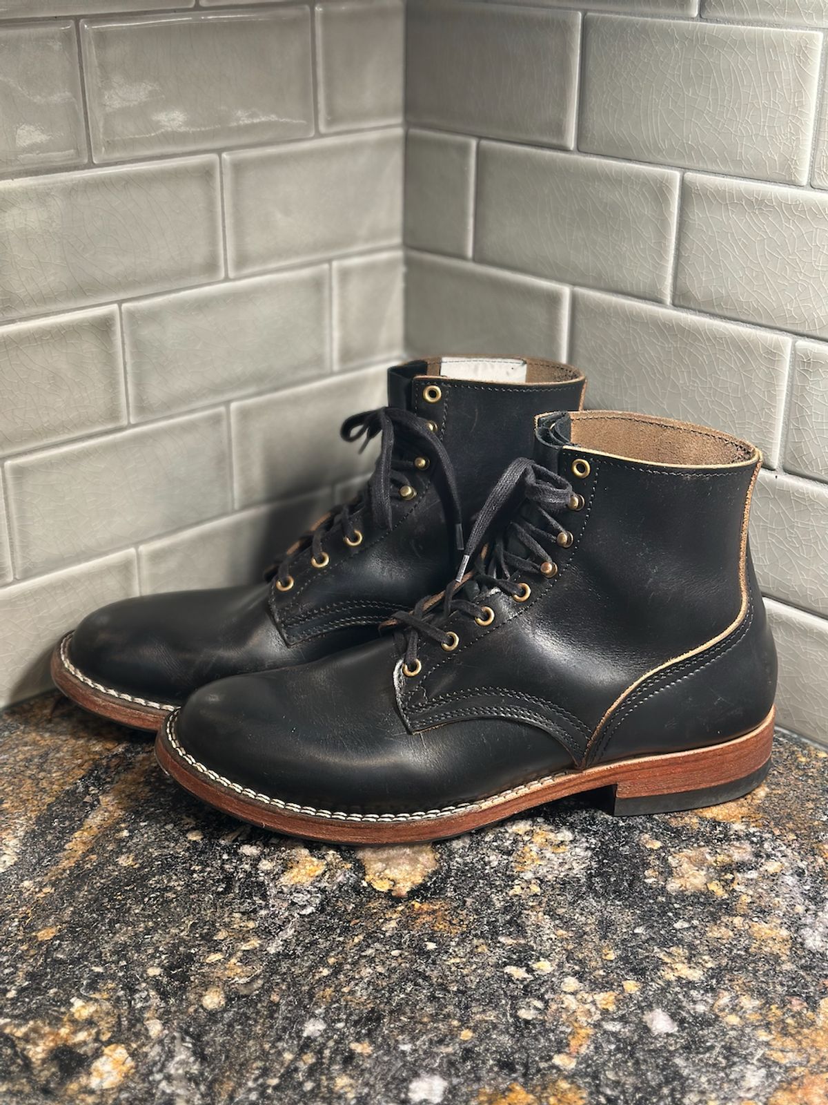 Photo by cows_electronico on December 5, 2024 of the Nicks Free Range in Horween Black Teacore Chromexcel.