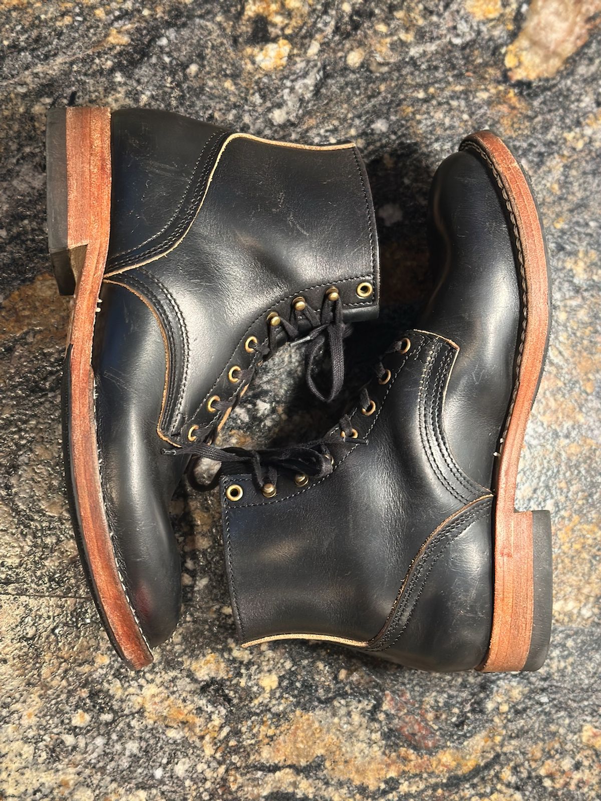 Photo by cows_electronico on December 5, 2024 of the Nicks Free Range in Horween Black Teacore Chromexcel.