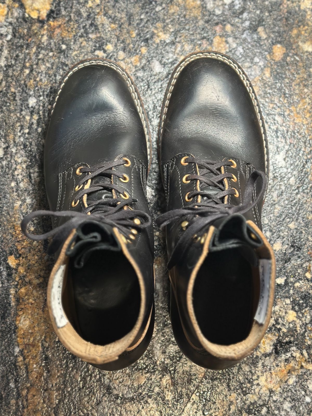 Photo by cows_electronico on December 5, 2024 of the Nicks Free Range in Horween Black Teacore Chromexcel.