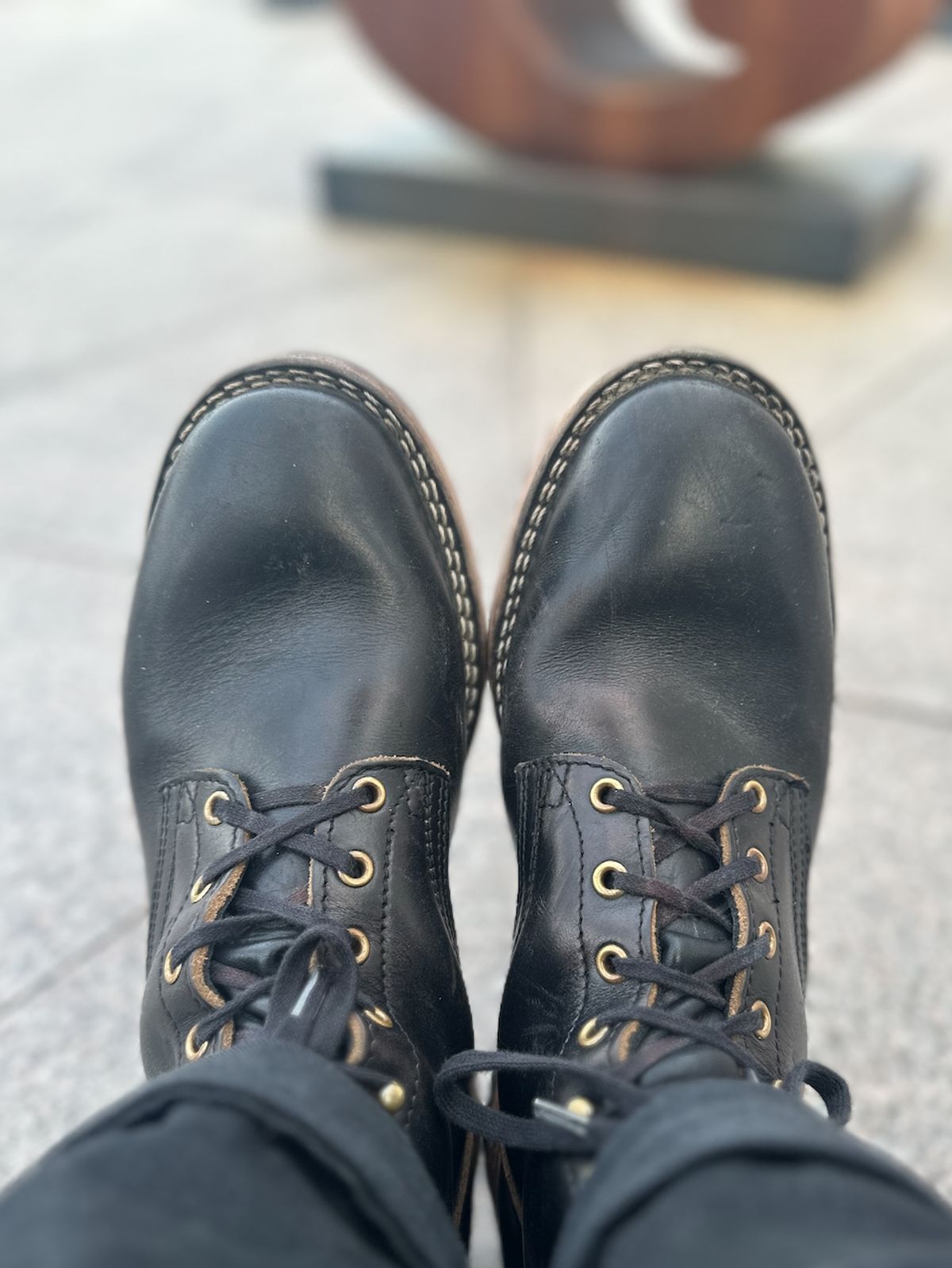Photo by cows_electronico on January 6, 2025 of the Nicks Free Range in Horween Black Teacore Chromexcel.