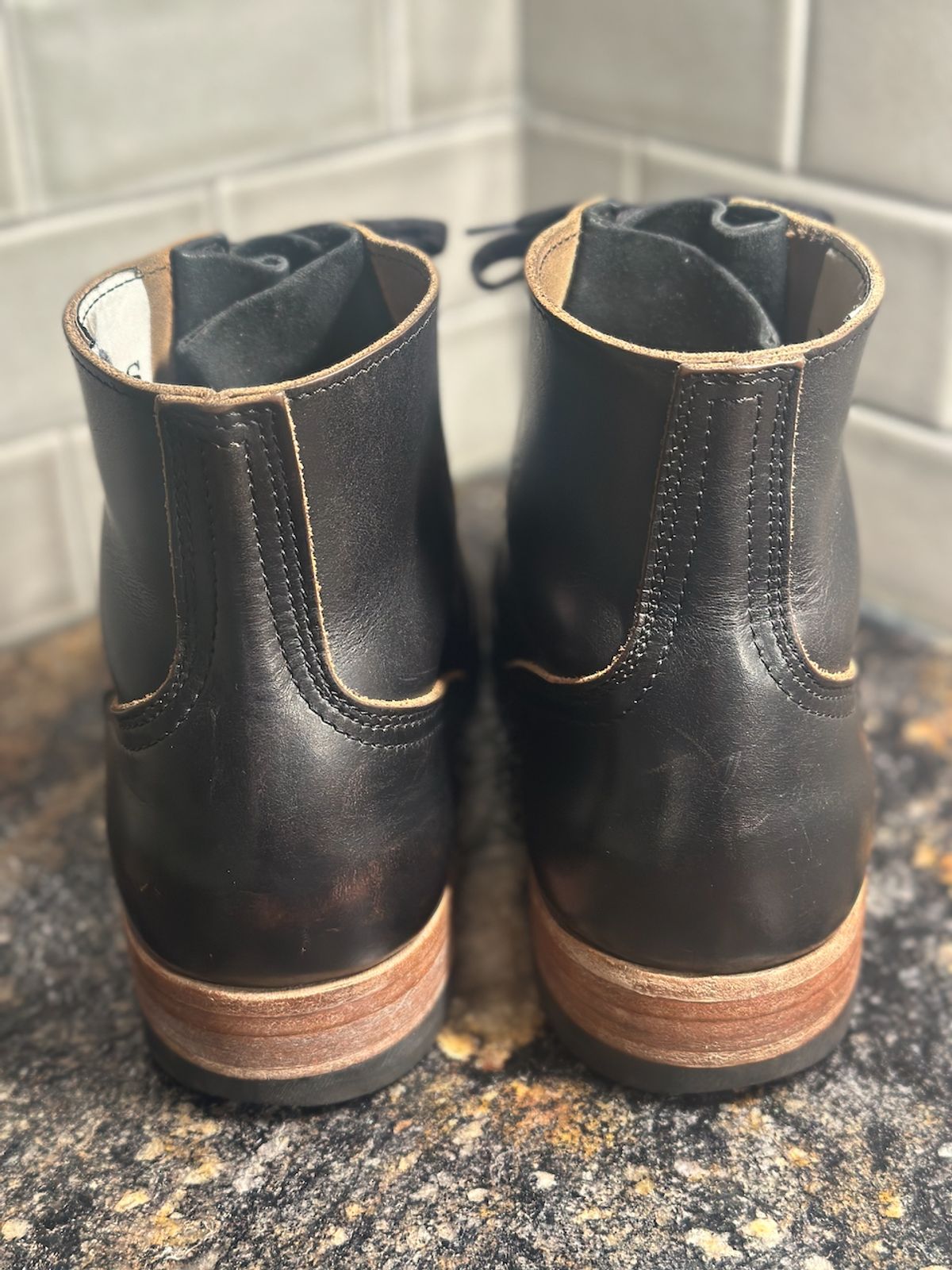 Photo by cows_electronico on January 6, 2025 of the Nicks Free Range in Horween Black Teacore Chromexcel.