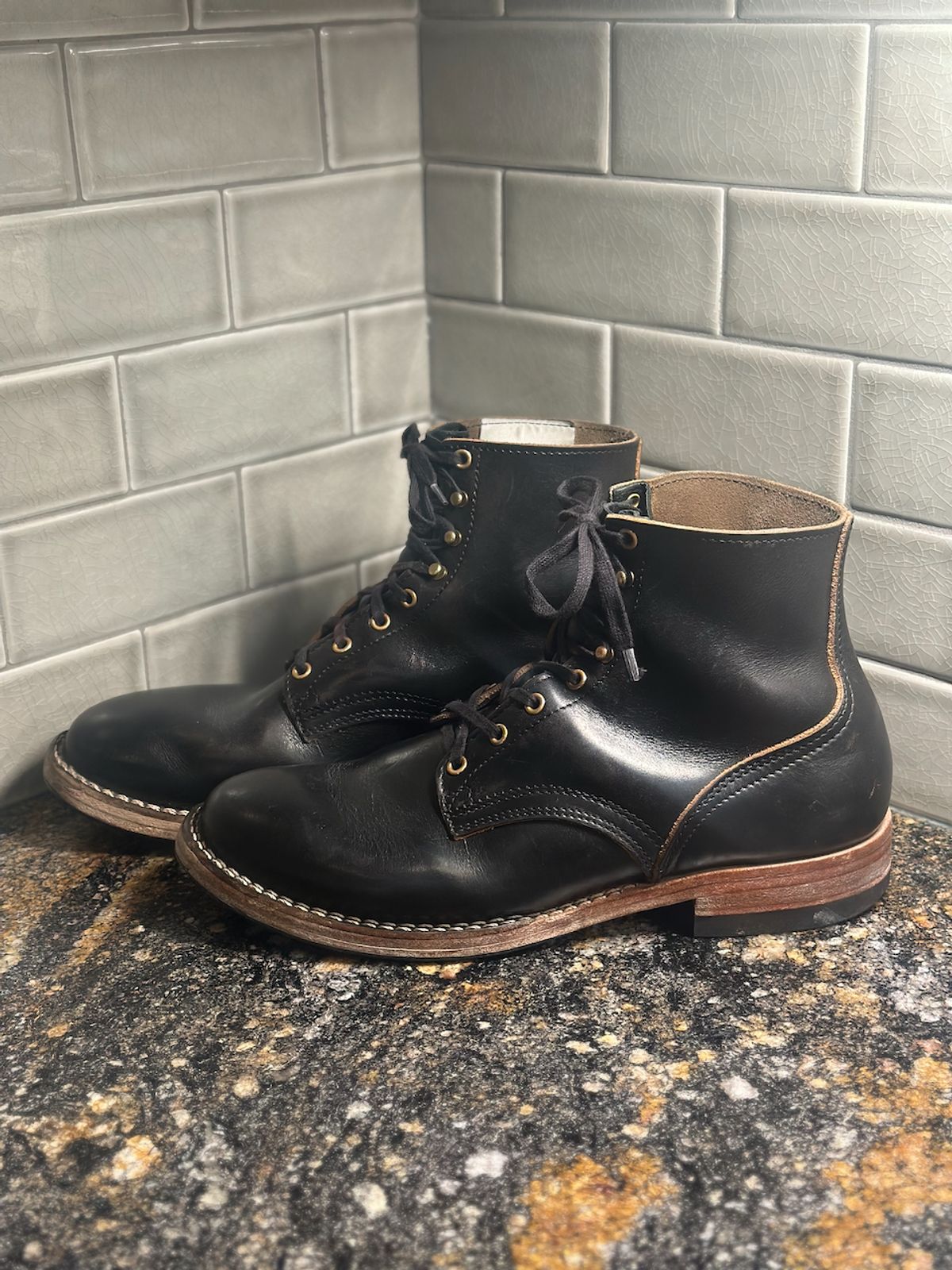Photo by cows_electronico on January 6, 2025 of the Nicks Free Range in Horween Black Teacore Chromexcel.