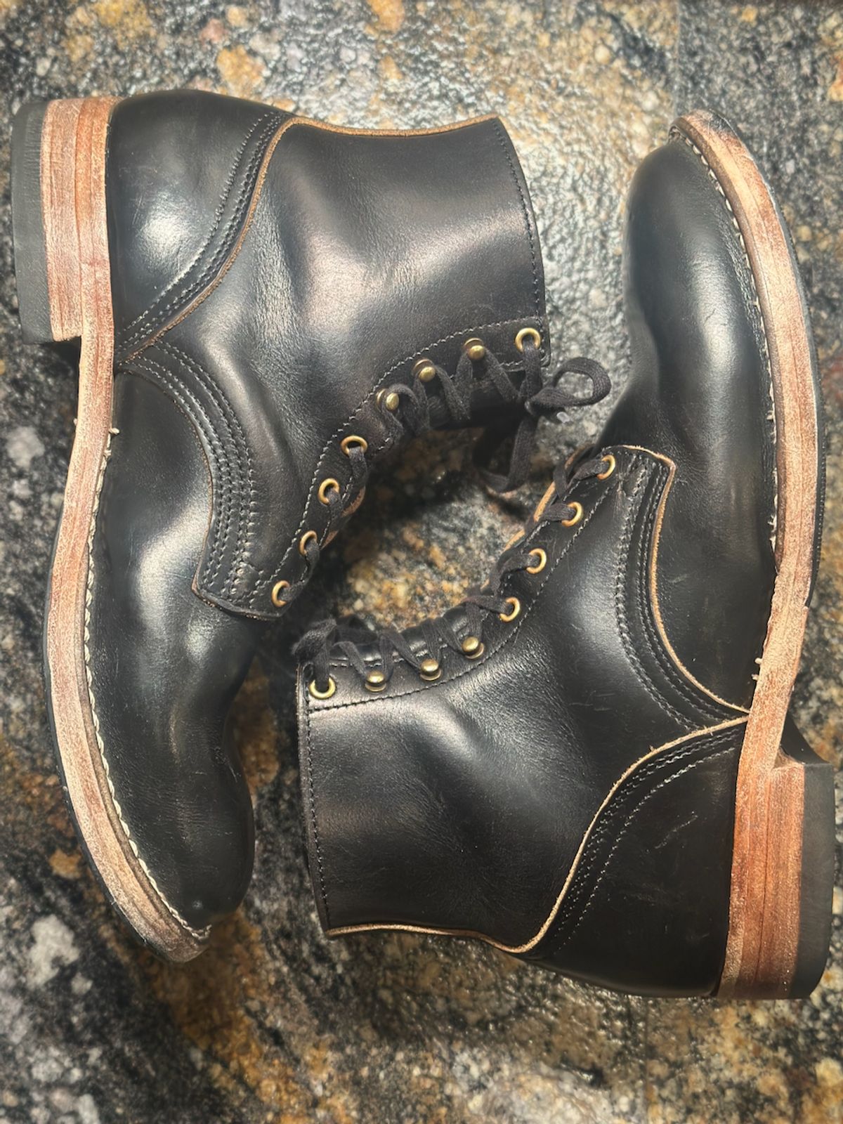Photo by cows_electronico on January 6, 2025 of the Nicks Free Range in Horween Black Teacore Chromexcel.