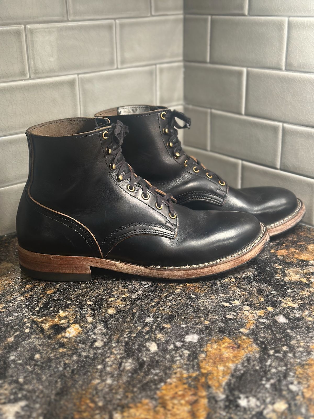 Photo by cows_electronico on January 6, 2025 of the Nicks Free Range in Horween Black Teacore Chromexcel.