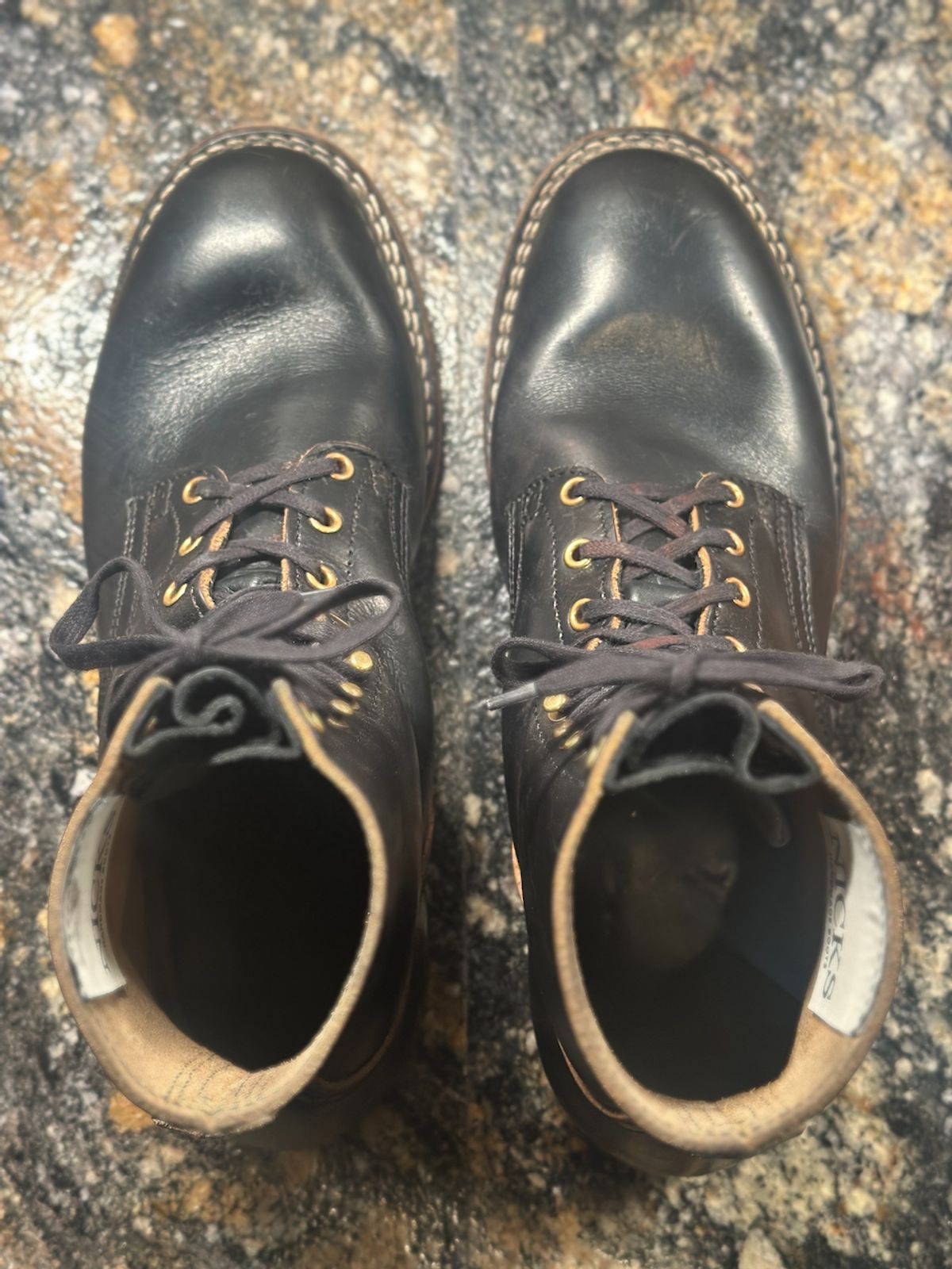 Photo by cows_electronico on January 6, 2025 of the Nicks Free Range in Horween Black Teacore Chromexcel.