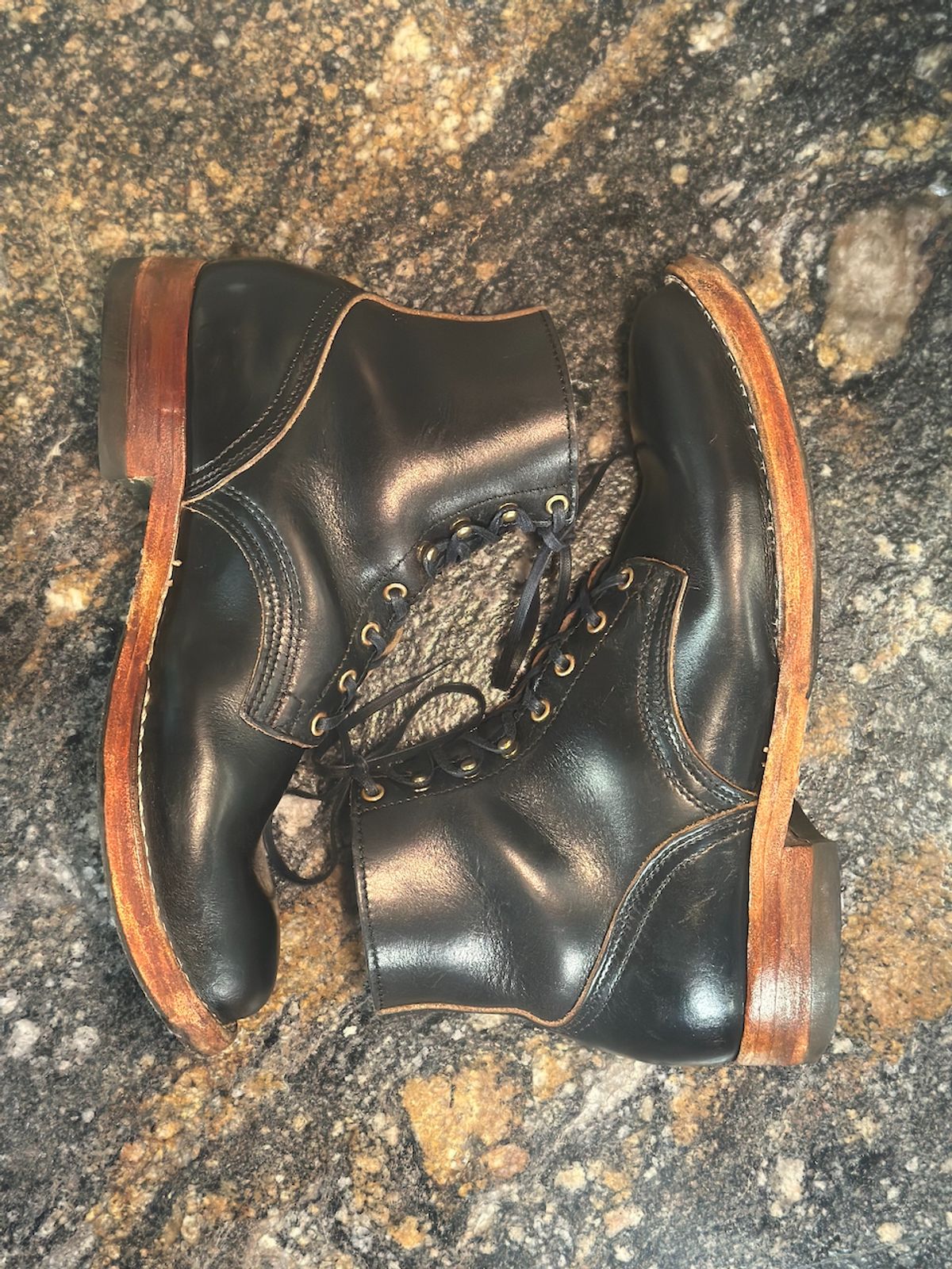 Photo by cows_electronico on February 3, 2025 of the Nicks Free Range in Horween Black Teacore Chromexcel.